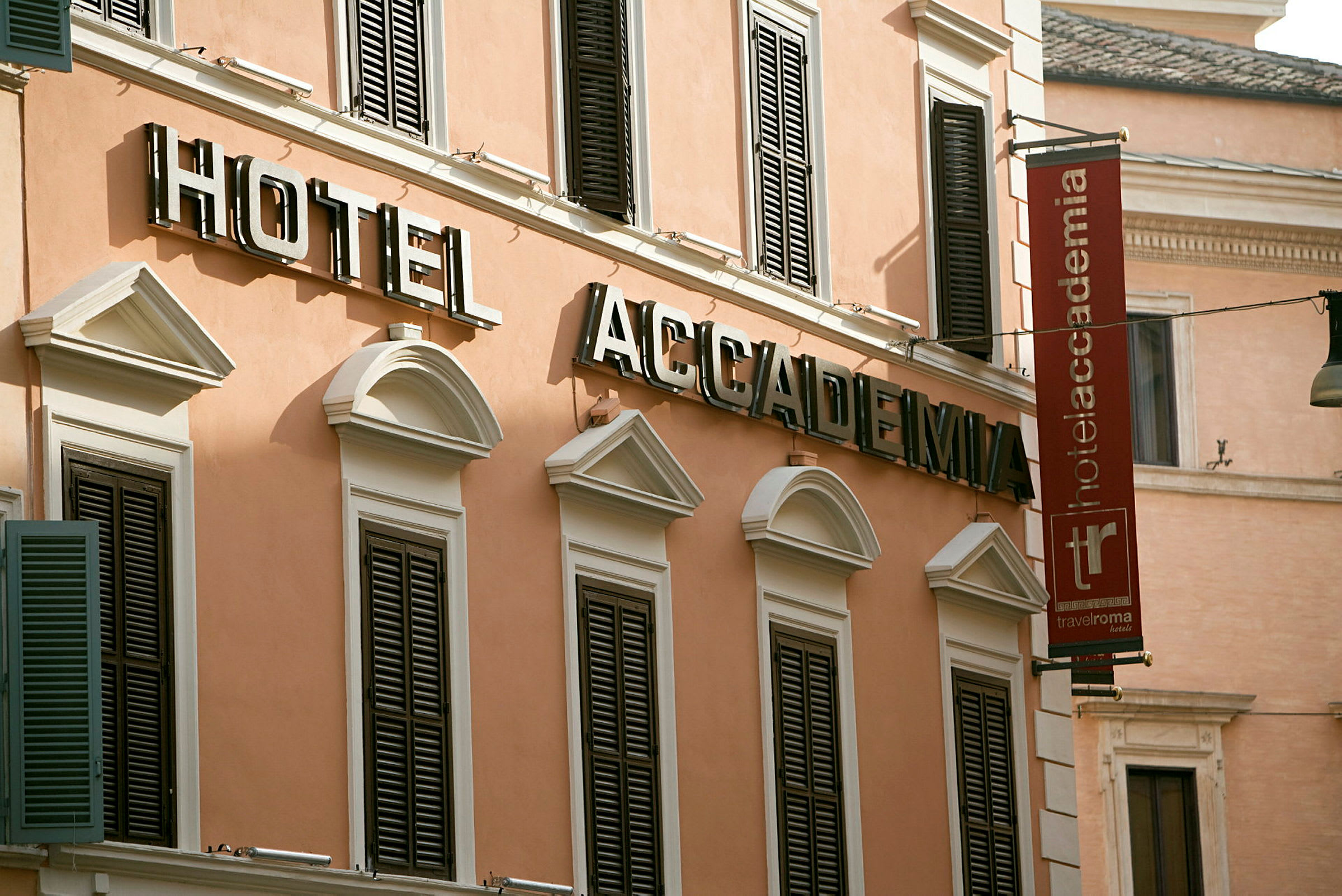Hotellirakennuksen julkisivu, jossa kyltit "Hotel Accademia" suurilla kirjaimilla. (Tekoälyn luoma teksti)