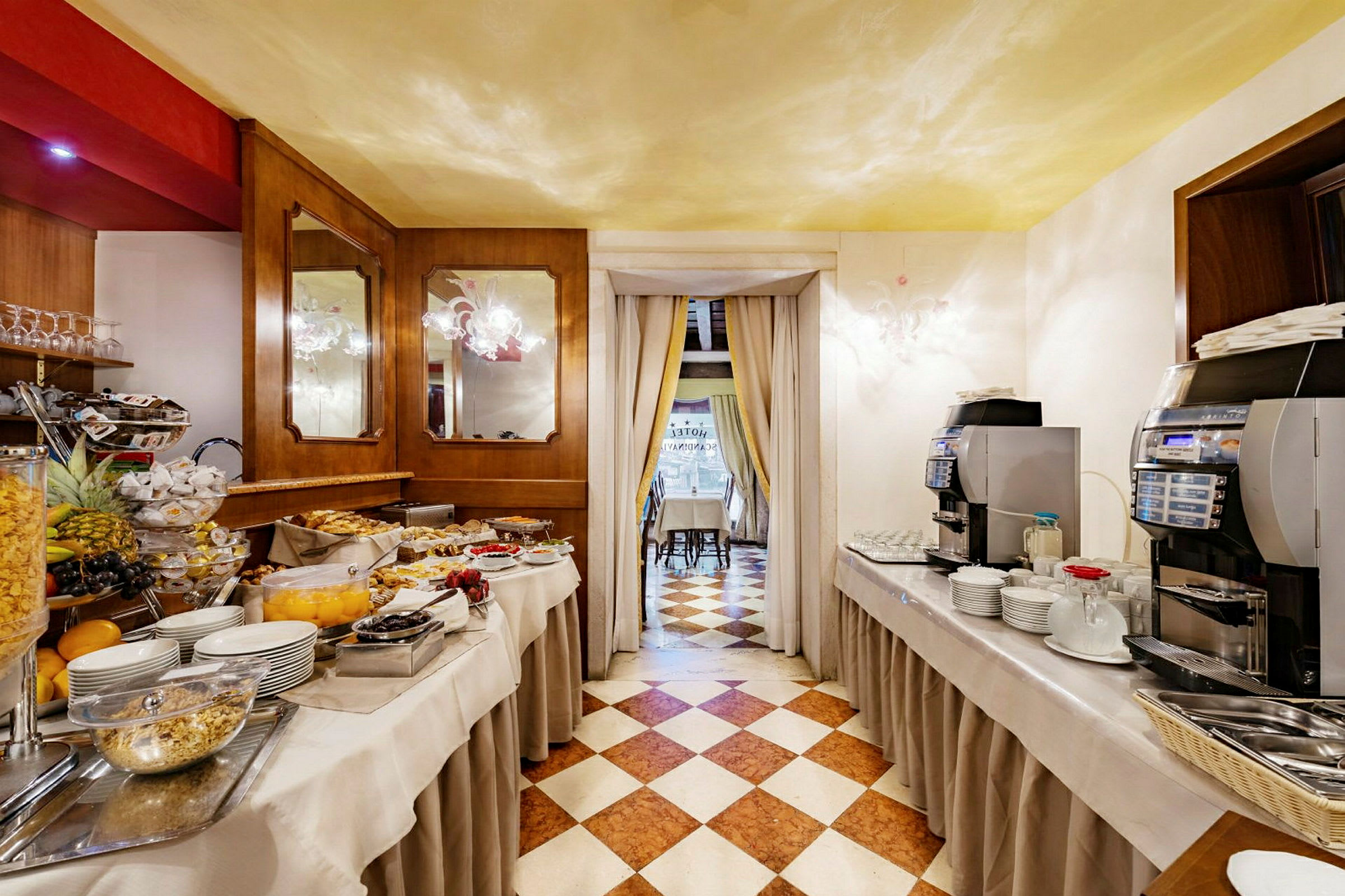 Hotelliympäristön aamiaisbuffet, jossa pöydät on katettu ruualla ja juomilla. (Tekoälyn luoma teksti)