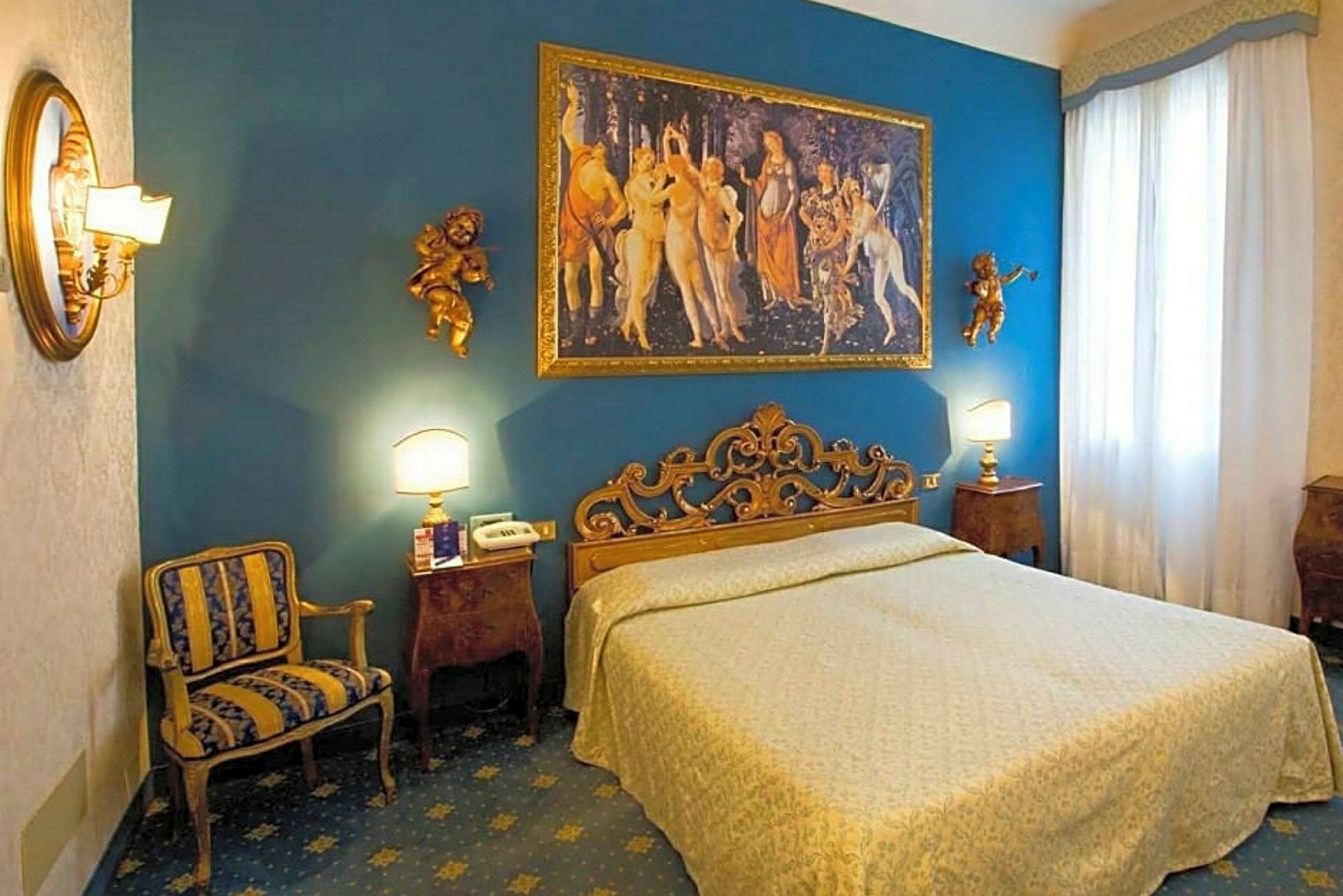 Hotellihuone, jossa on sänky, koristeellinen sängyn pääty, maalaus seinällä, tuoli ja yöpöytä. (Tekoälyn luoma teksti)