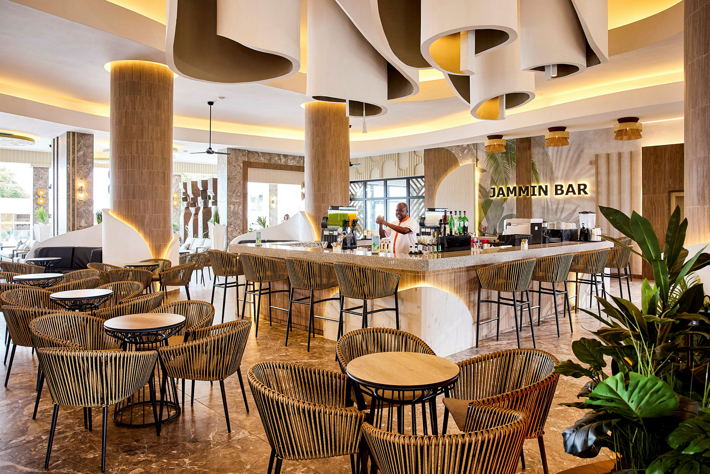 Moderni hotellibaari, jossa on tyylikäs sisustus ja istumapaikkoja. (Tekoälyn luoma teksti)