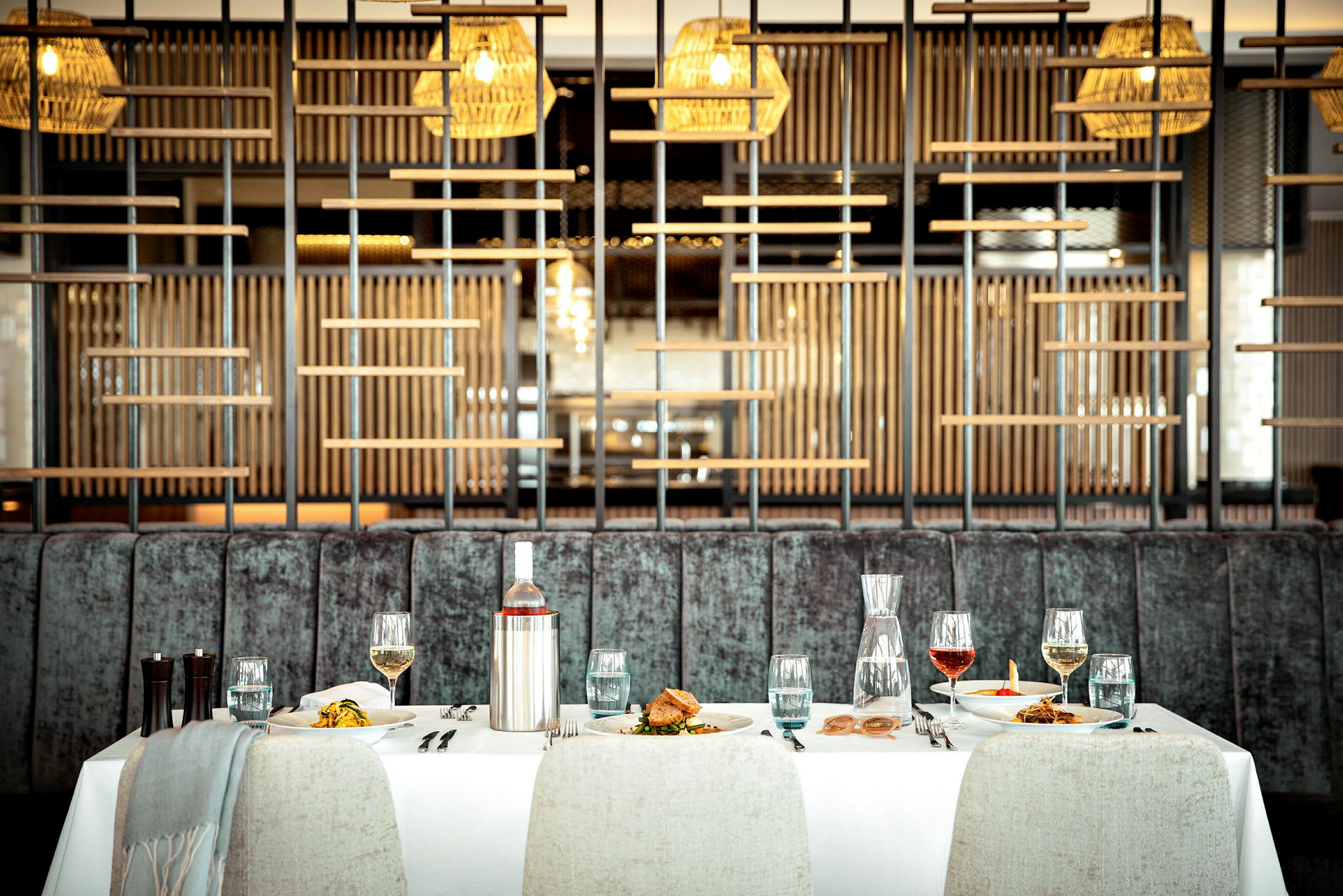 Katettu pöytä ravintolassa, jossa on moderni sisustus. (Tekoälyn luoma teksti)