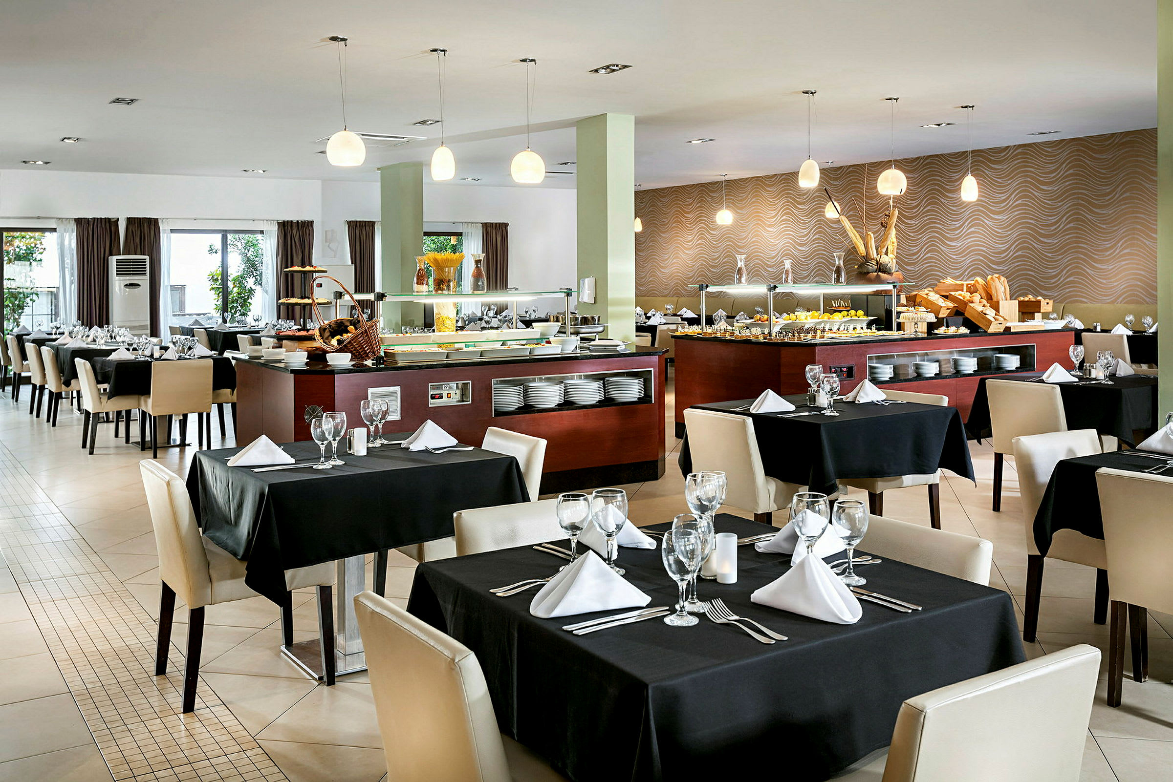 Ravintola, jossa on katettuja pöytiä ja buffet-alue. (Tekoälyn luoma teksti)