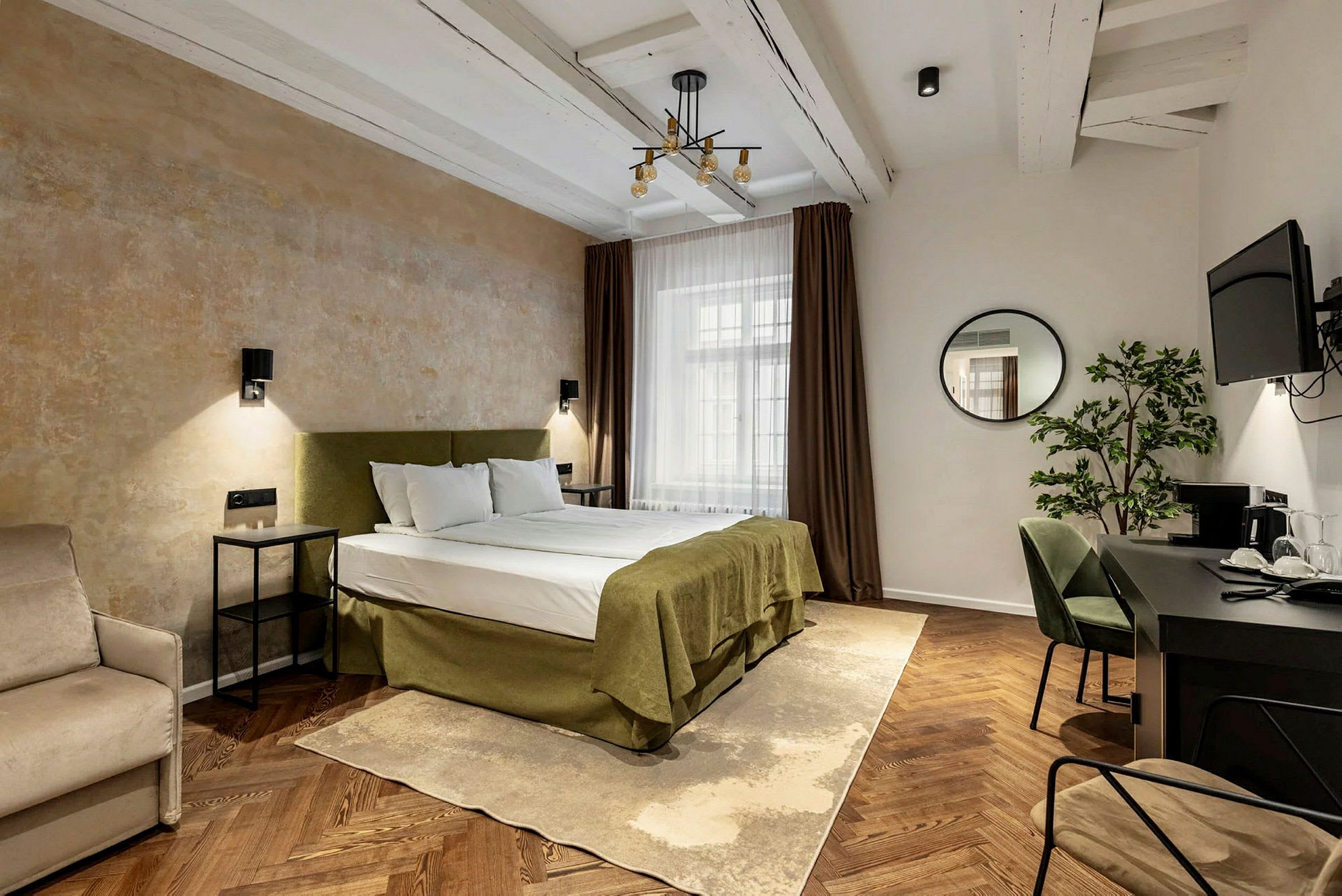 Hotellihuone, jossa on parisänky, yöpöydät, työpöytä ja seinällä peili. (Tekoälyn luoma teksti)