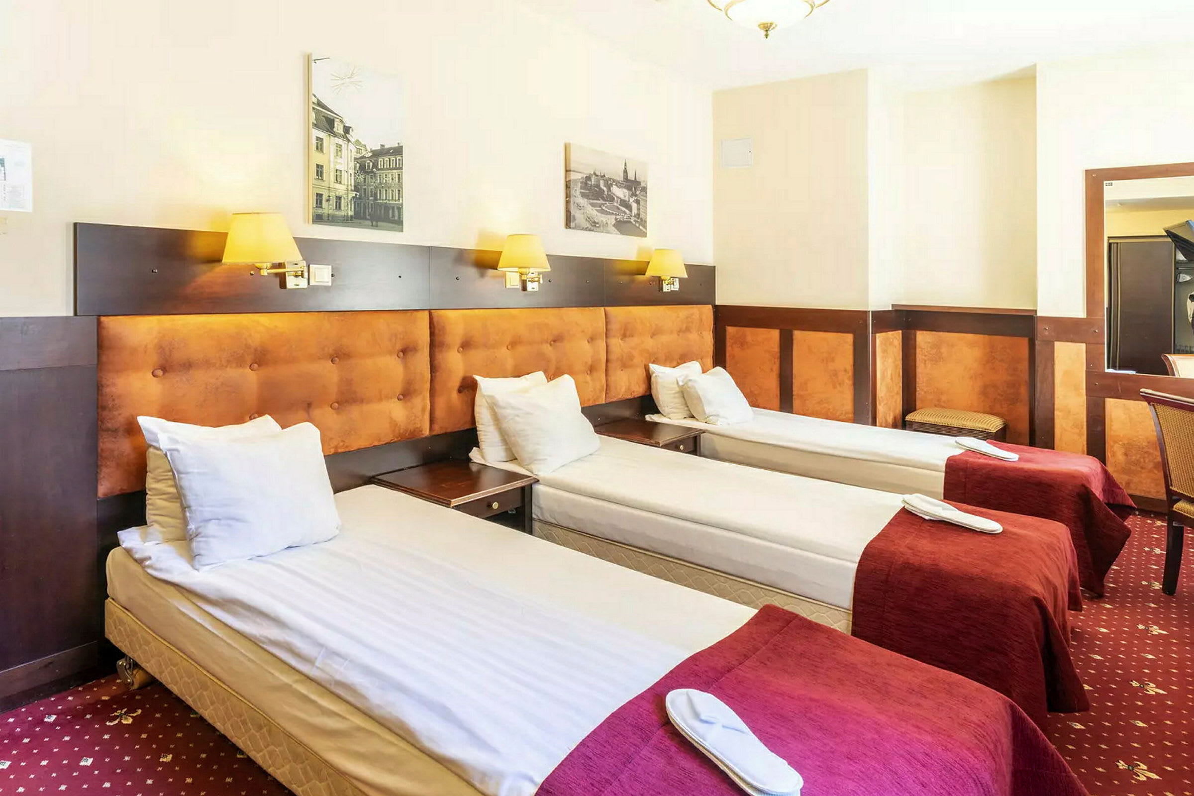 Kolme yhden hengen sänkyä rivissä hotellihuoneessa. (Tekoälyn luoma teksti)
