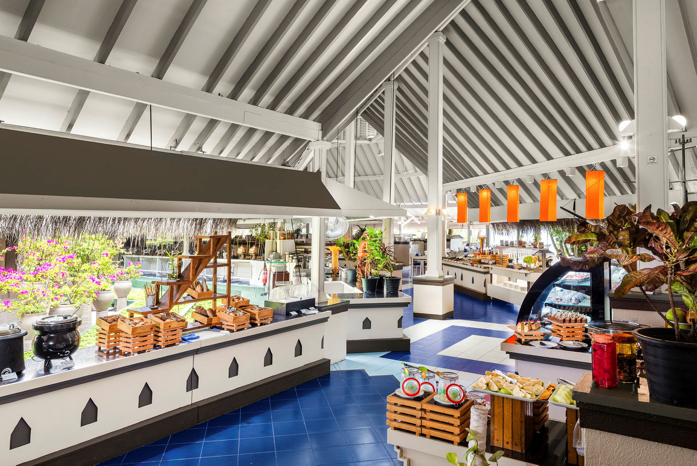 Buffet-alue, jossa erilaisia ruokalajeja ja värikkäitä koristeita. (Tekoälyn luoma teksti)