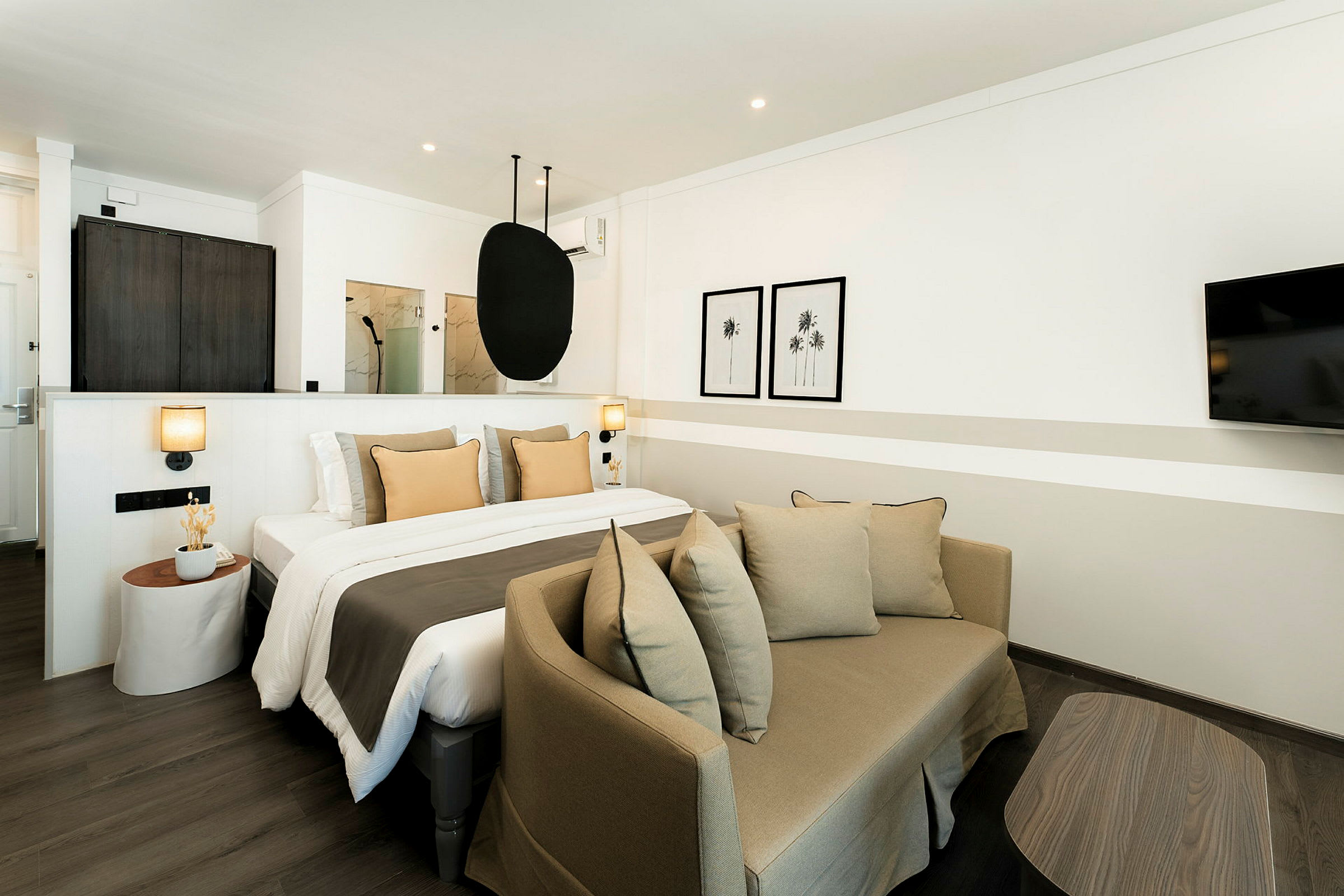 Moderni hotellihuone, jossa makuupaikka ja oleskelutila. (Tekoälyn luoma teksti)