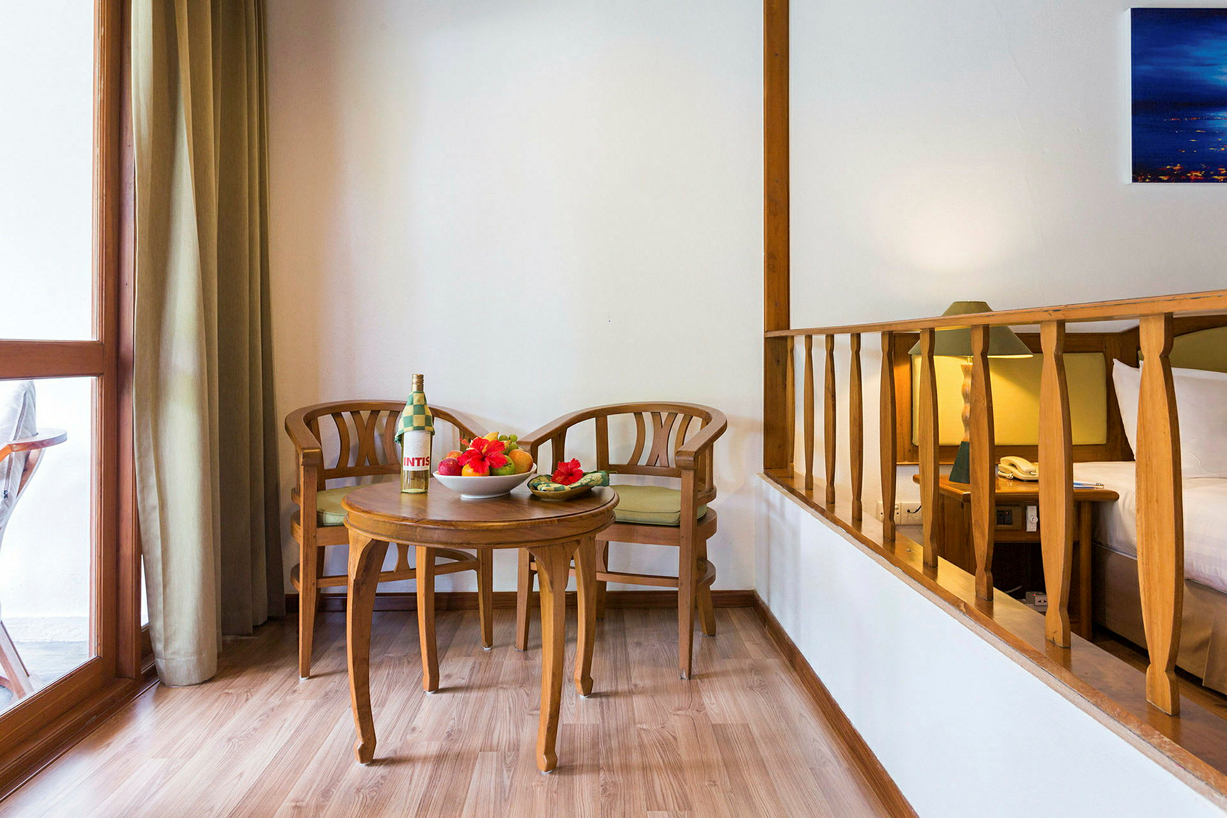 Hotellihuone, jossa oleskelualue ja hedelmäkulho. (Tekoälyn luoma teksti)
