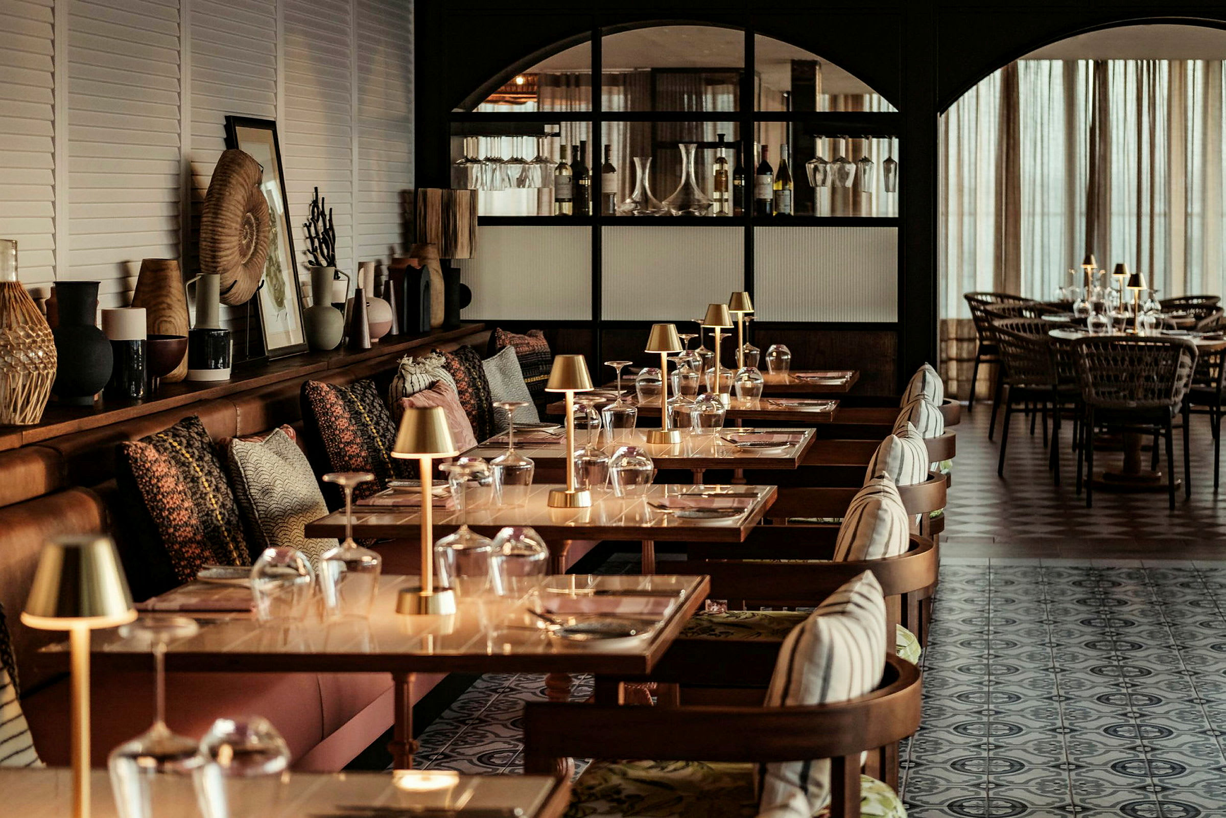 Tyylikäs ravintola, jossa on katetut pöydät ja koristeellisia yksityiskohtia. (Tekoälyn luoma teksti)