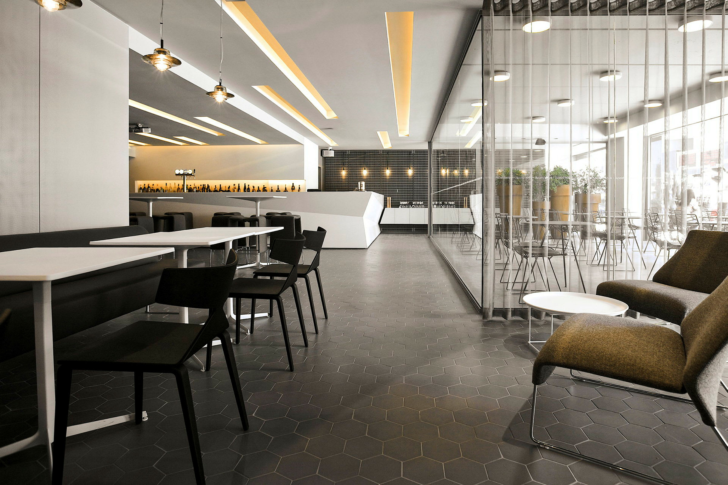 Modernin ravintolan sisustus, jossa pöytiä, tuoleja ja lounge-alue. (Tekoälyn luoma teksti)