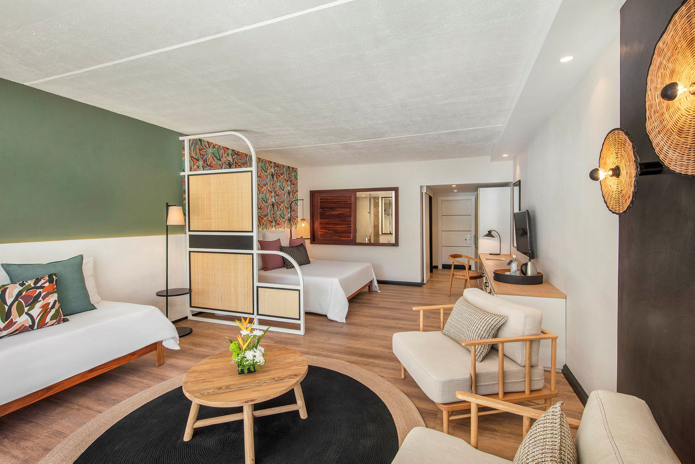Modernisti sisustettu hotellihuone, jossa oleskelutila ja vuode. (Tekoälyn luoma teksti)