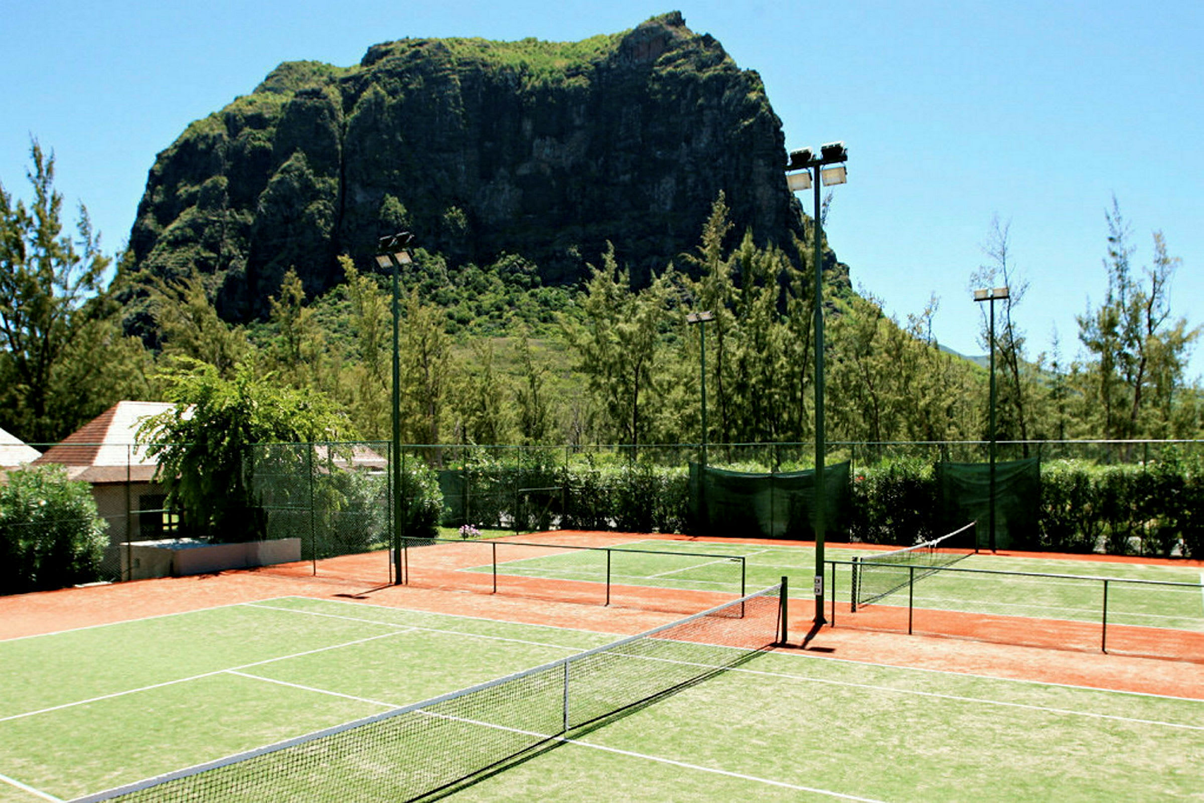 Tenniskentät suuren kallion edessä. (Tekoälyn luoma teksti)