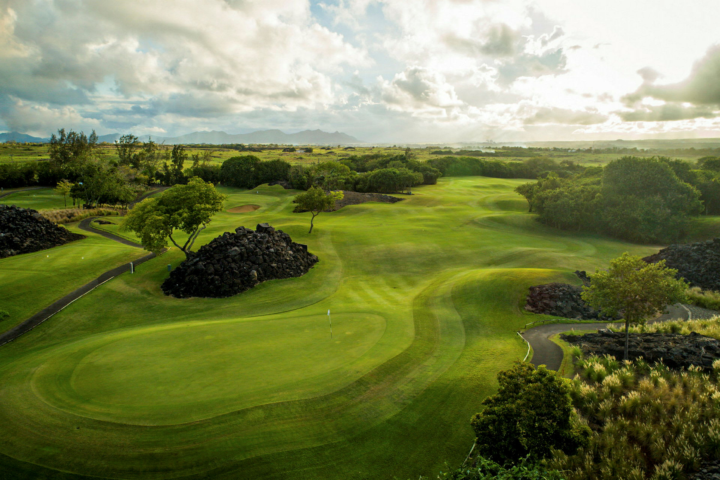 Golfkenttä vehreässä ja avoimessa maisemassa. (Tekoälyn luoma teksti)