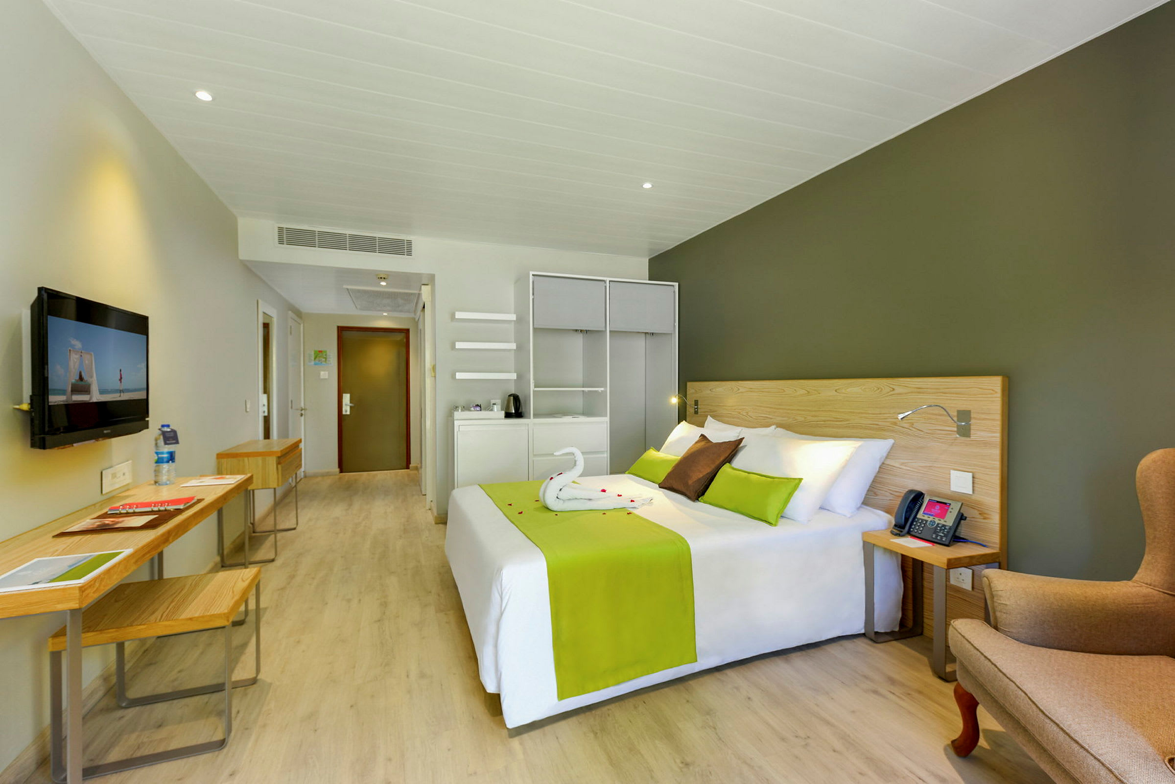 Hotellihuone sängyllä, istuinalueella ja työpöydällä. (Tekoälyn luoma teksti)