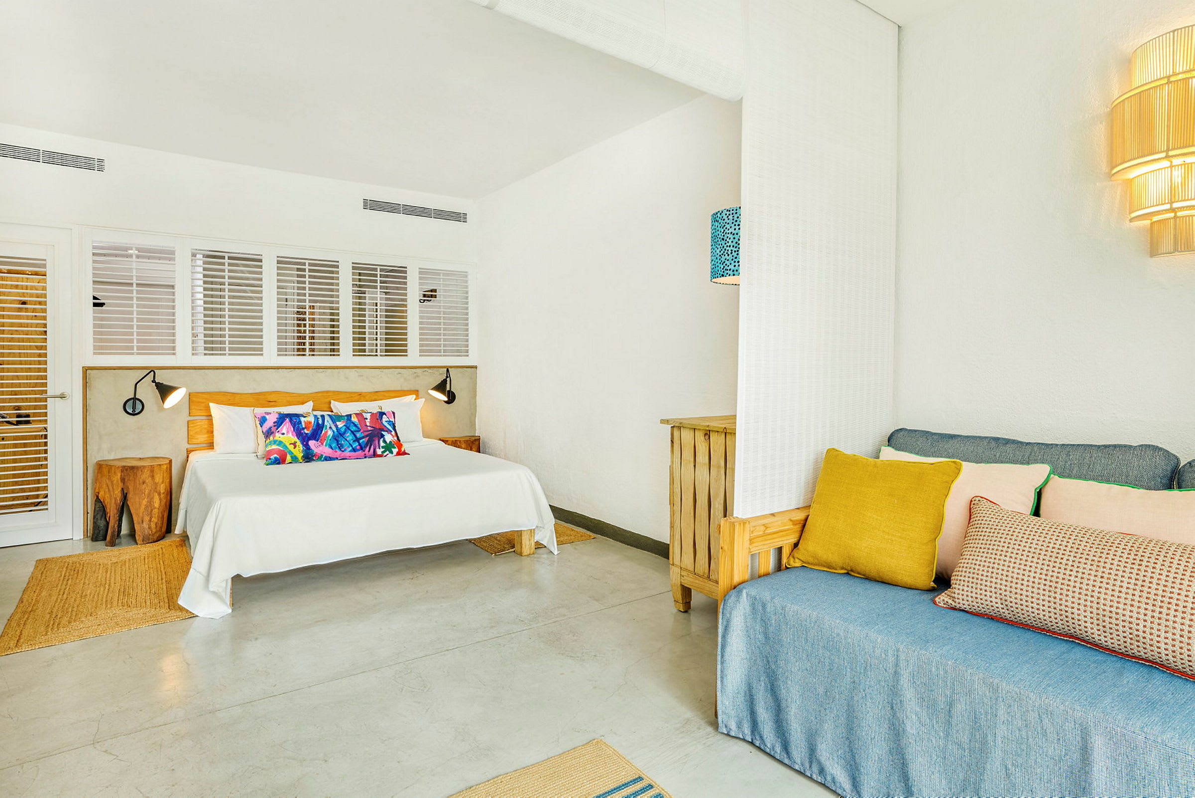 Hotellihuone, jossa sänky ja sohva. (Tekoälyn luoma teksti)