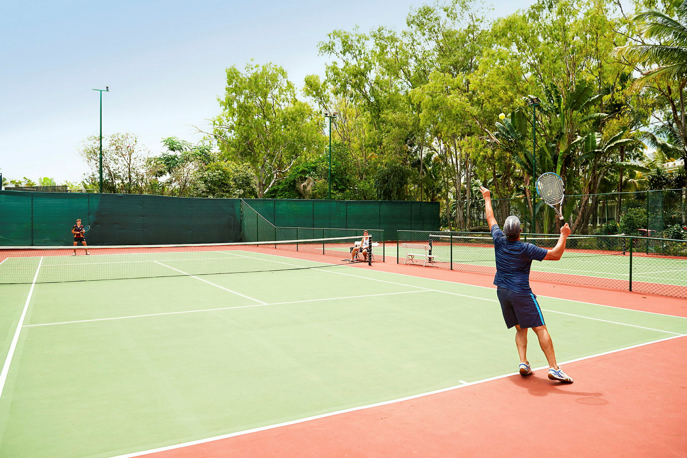 Henkilöt pelaavat tennistä ulkokentällä. (Tekoälyn luoma teksti)