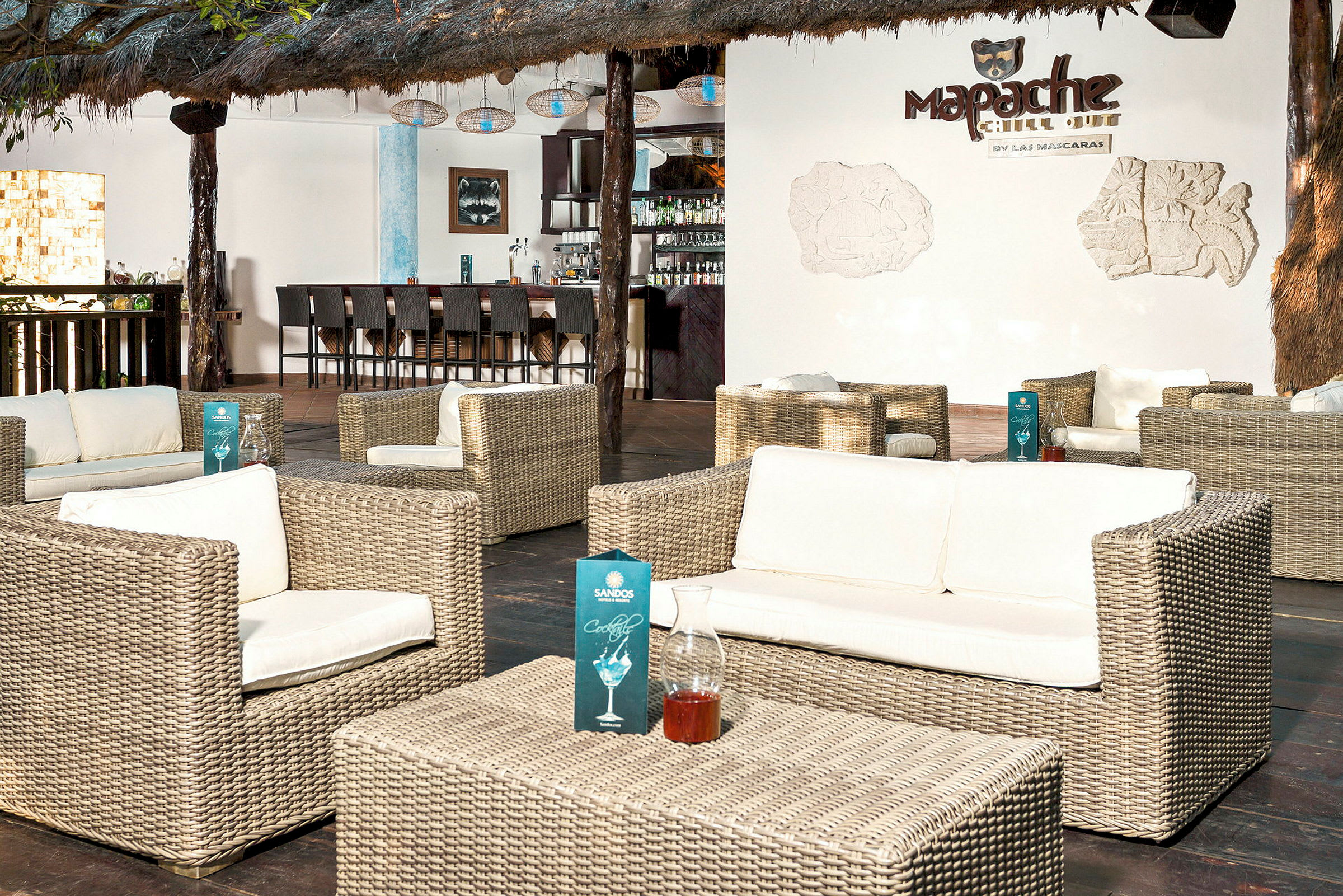 Lounge-alue, jossa punottuja huonekaluja ja baari taustalla. (Tekoälyn luoma teksti)