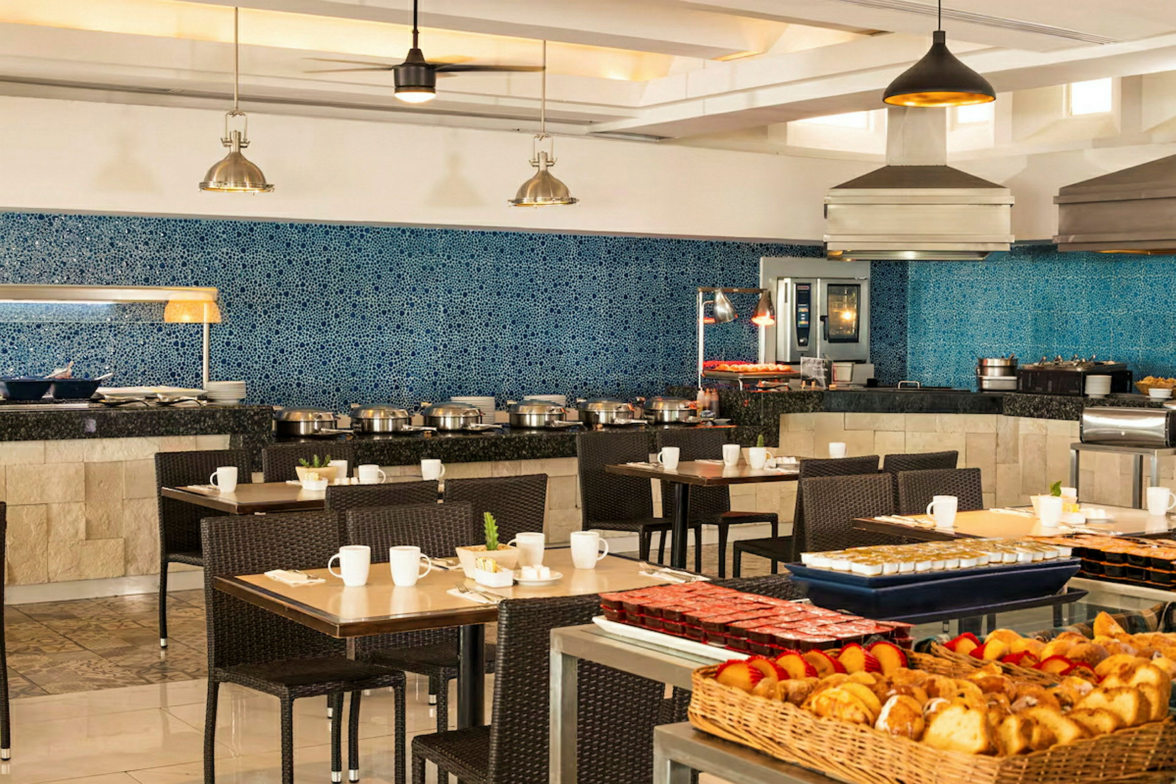 Ravintola, jossa on buffet-tarjoilu ja useita pöytiä valmiina asiakkaille. (Tekoälyn luoma teksti)