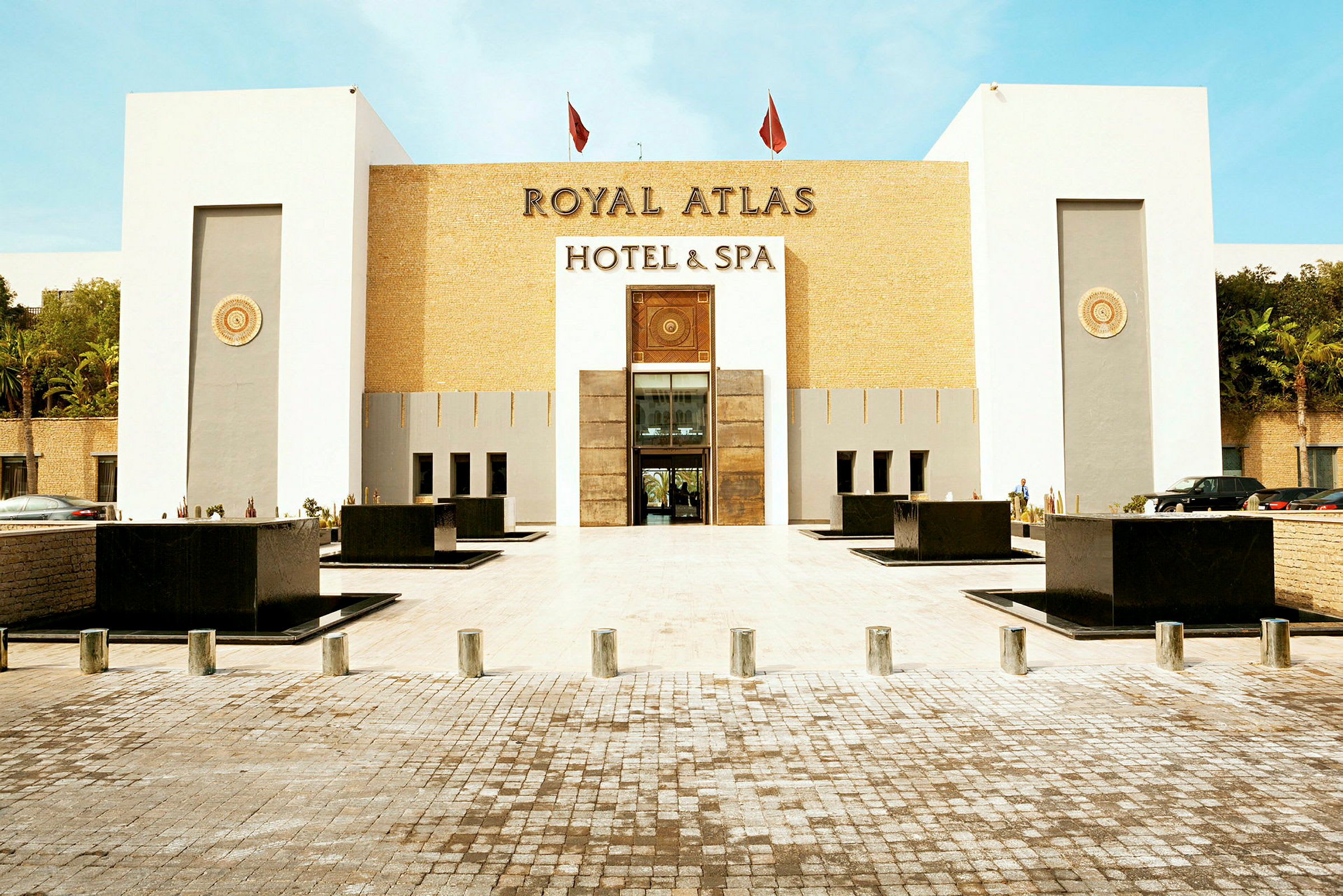 Royal Atlas Hotel & Spa -nimisen hotellin etupuoli, jossa on moderni ja tyylikäs julkisivu. (Tekoälyn luoma teksti)