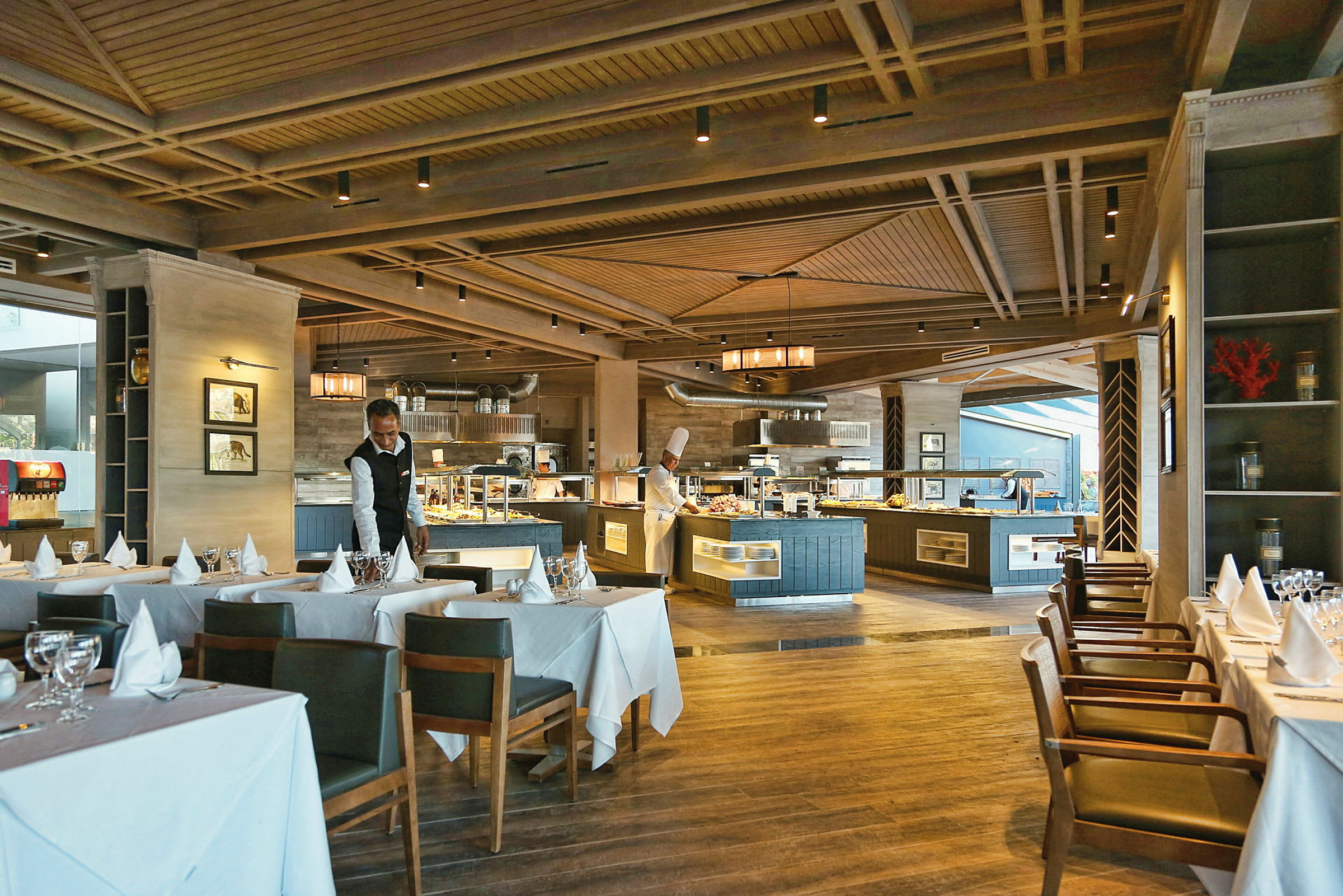 Ravintola sisätilat, jossa katetut pöydät ja tarjoilutiski. (Tekoälyn luoma teksti)