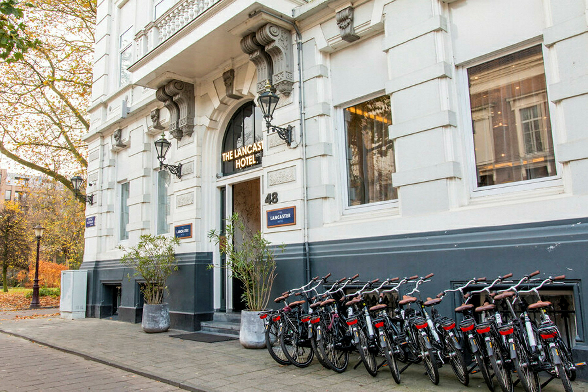 Hotellin sisäänkäynti, jonka edustalla on polkupyöriä pysäköitynä talon seinustalle. (Tekoälyn luoma teksti)