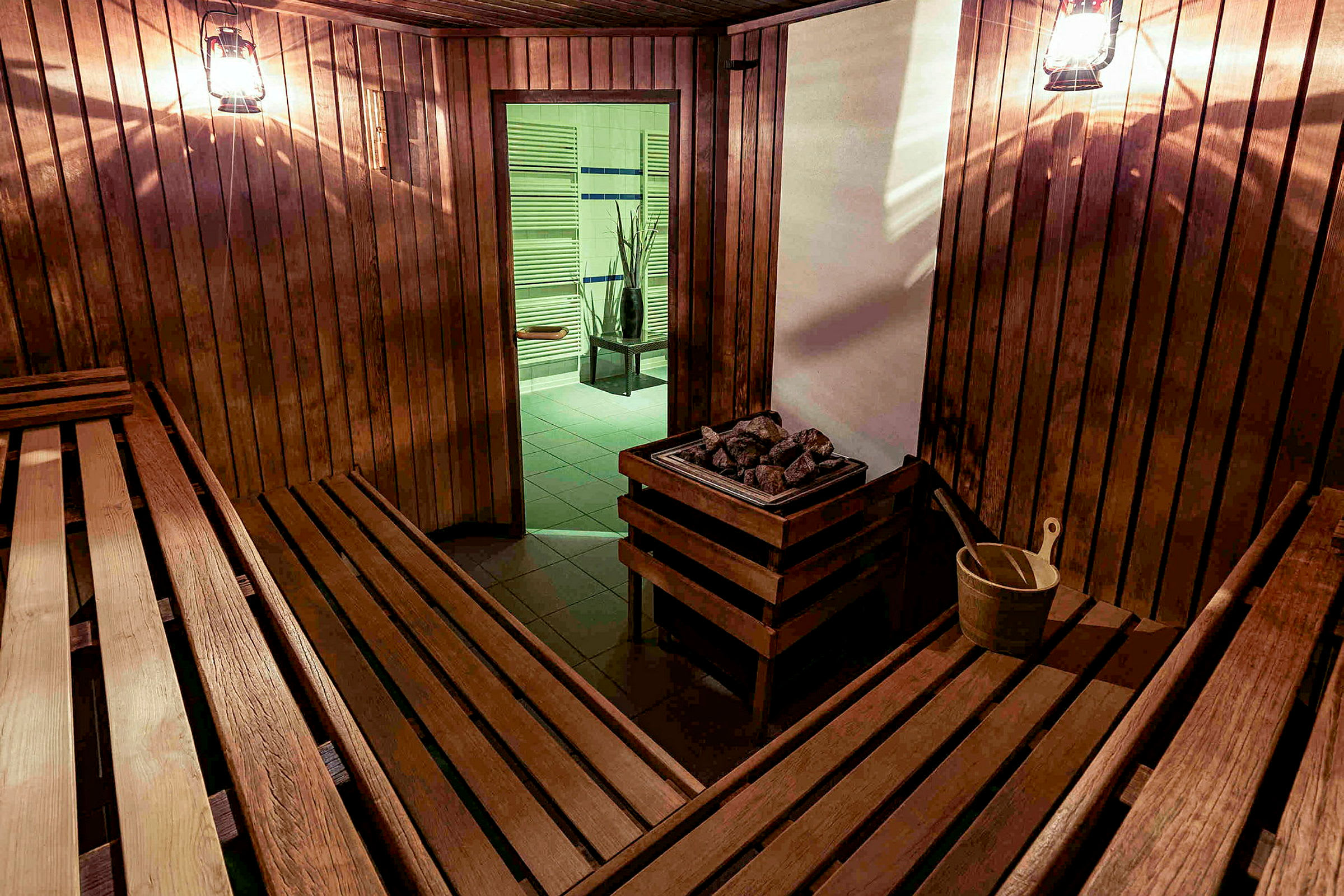 Perinteinen sauna, jossa on puupaneelit, penkit ja saunakamina. (Tekoälyn luoma teksti)