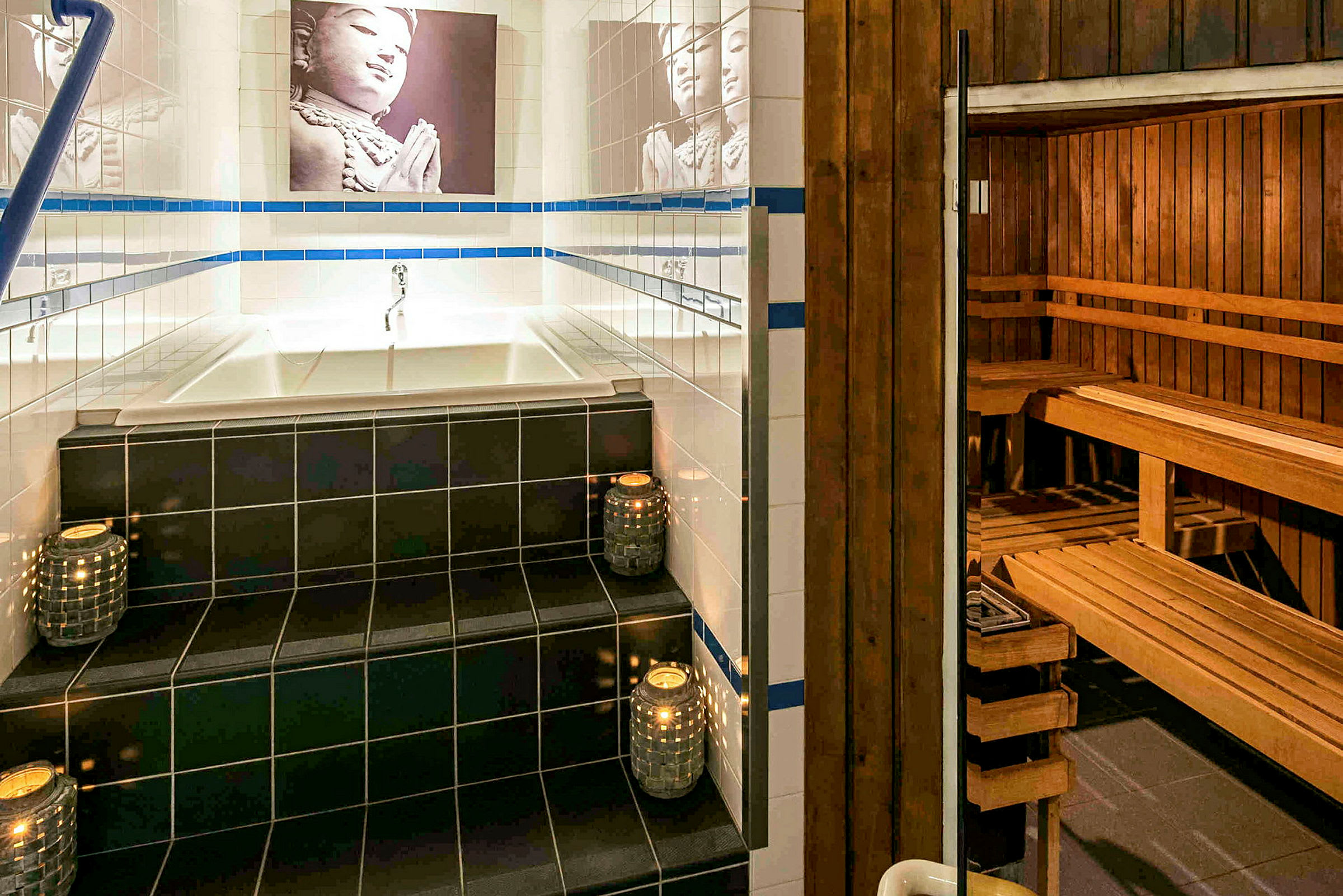 Kuva kylpylätilasta, jossa on kylpyamme ympäröitynä kynttilälyhdyillä ja sauna, jossa puupenkit. (Tekoälyn luoma teksti)
