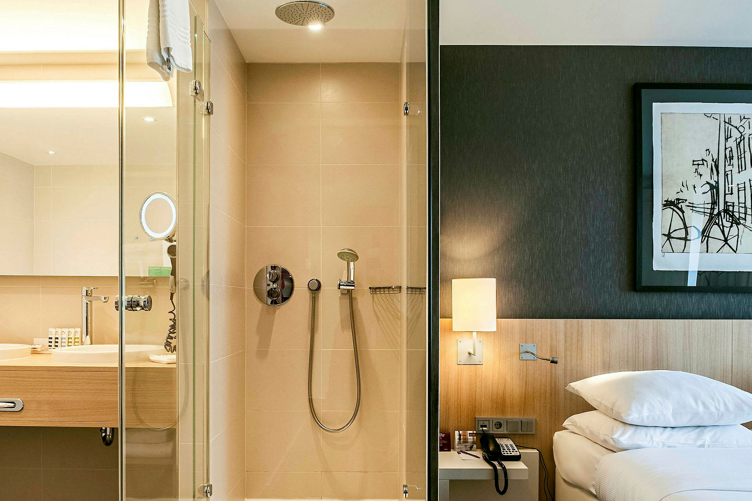 Hotellihuone, jossa suihku ja makuuhuone. (Tekoälyn luoma teksti)