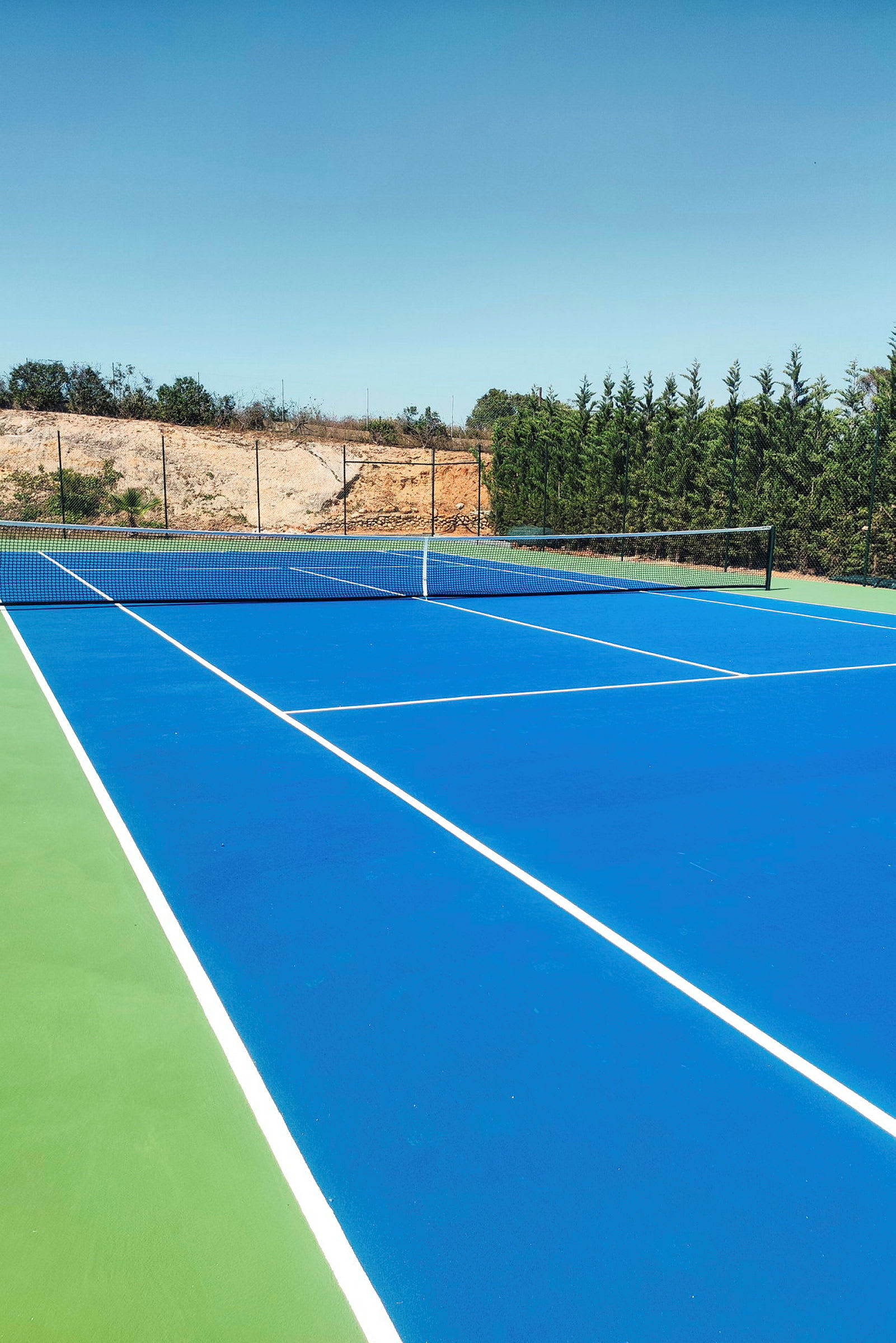 Kuva sinisestä tenniskentästä. (Tekoälyn luoma teksti)