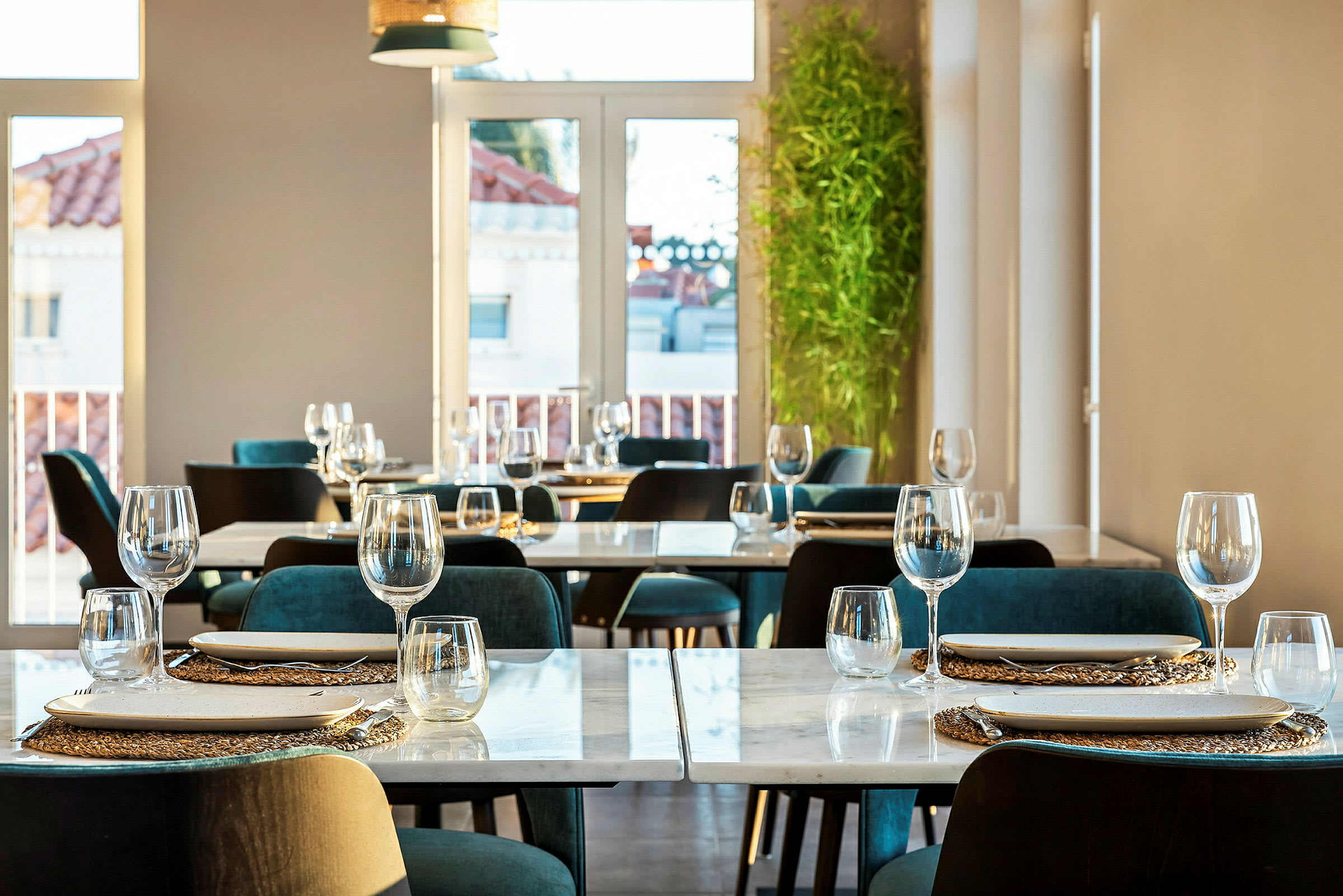 Ravintola, jossa on katettuja pöytiä ja laseja. (Tekoälyn luoma teksti)