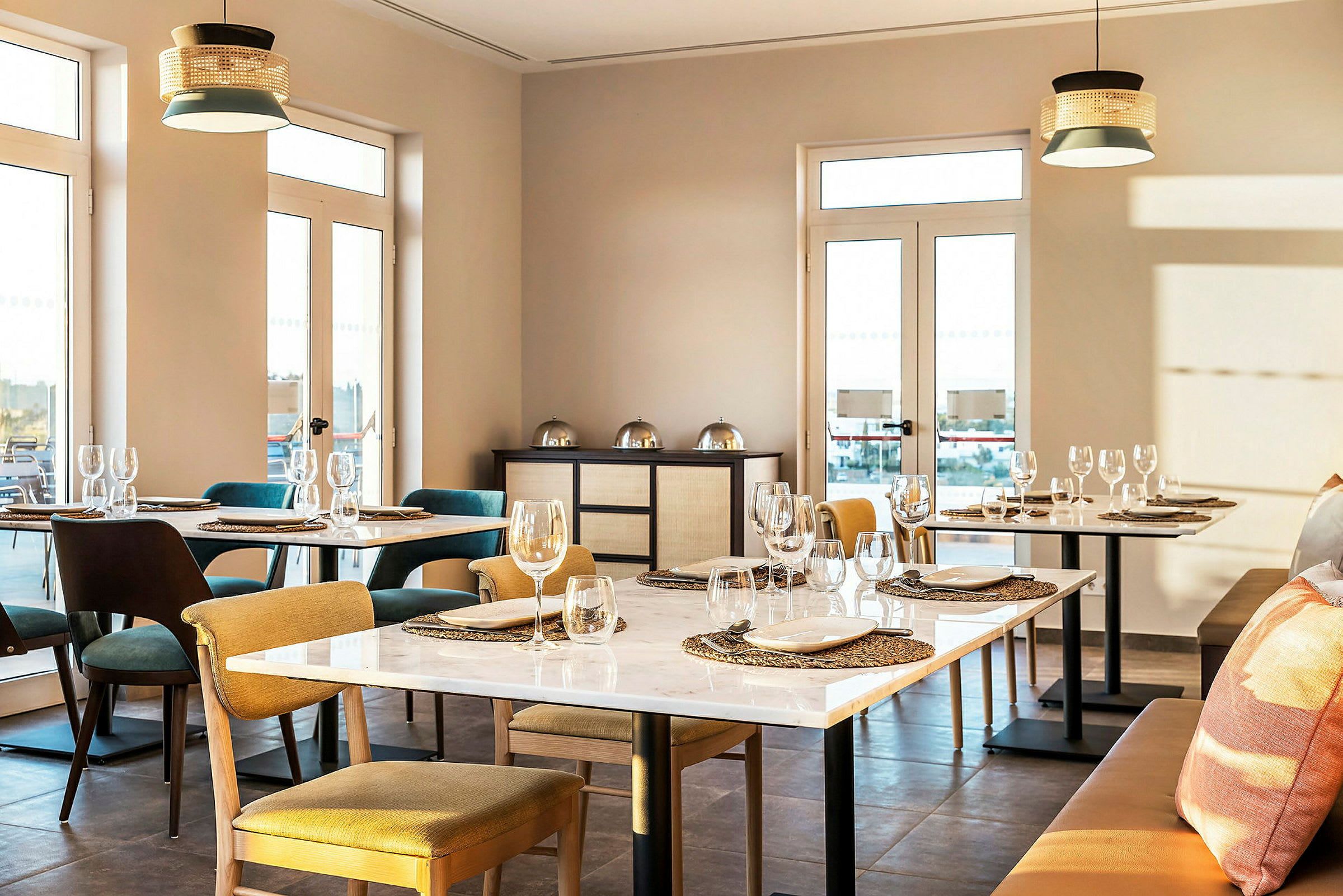 Ravintola, jossa on katettuja pöytiä ja tyylikkäitä tuoleja. (Tekoälyn luoma teksti)