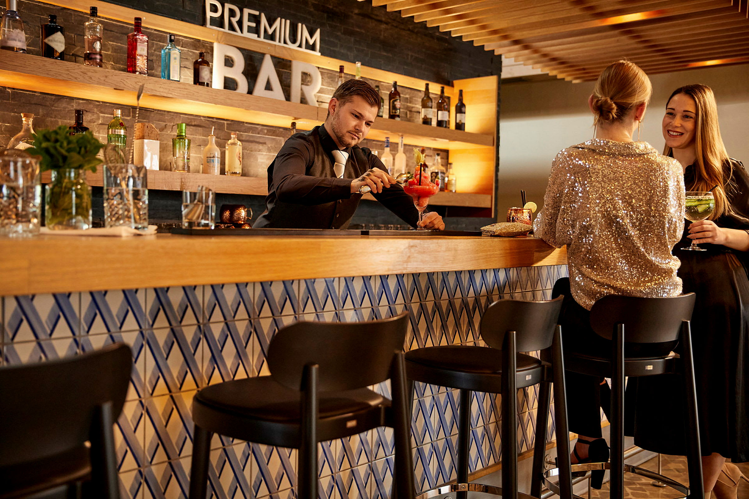 Moderni baari sisustuksella ja värikkäitä drinkkejä. (Tekoälyn luoma teksti)