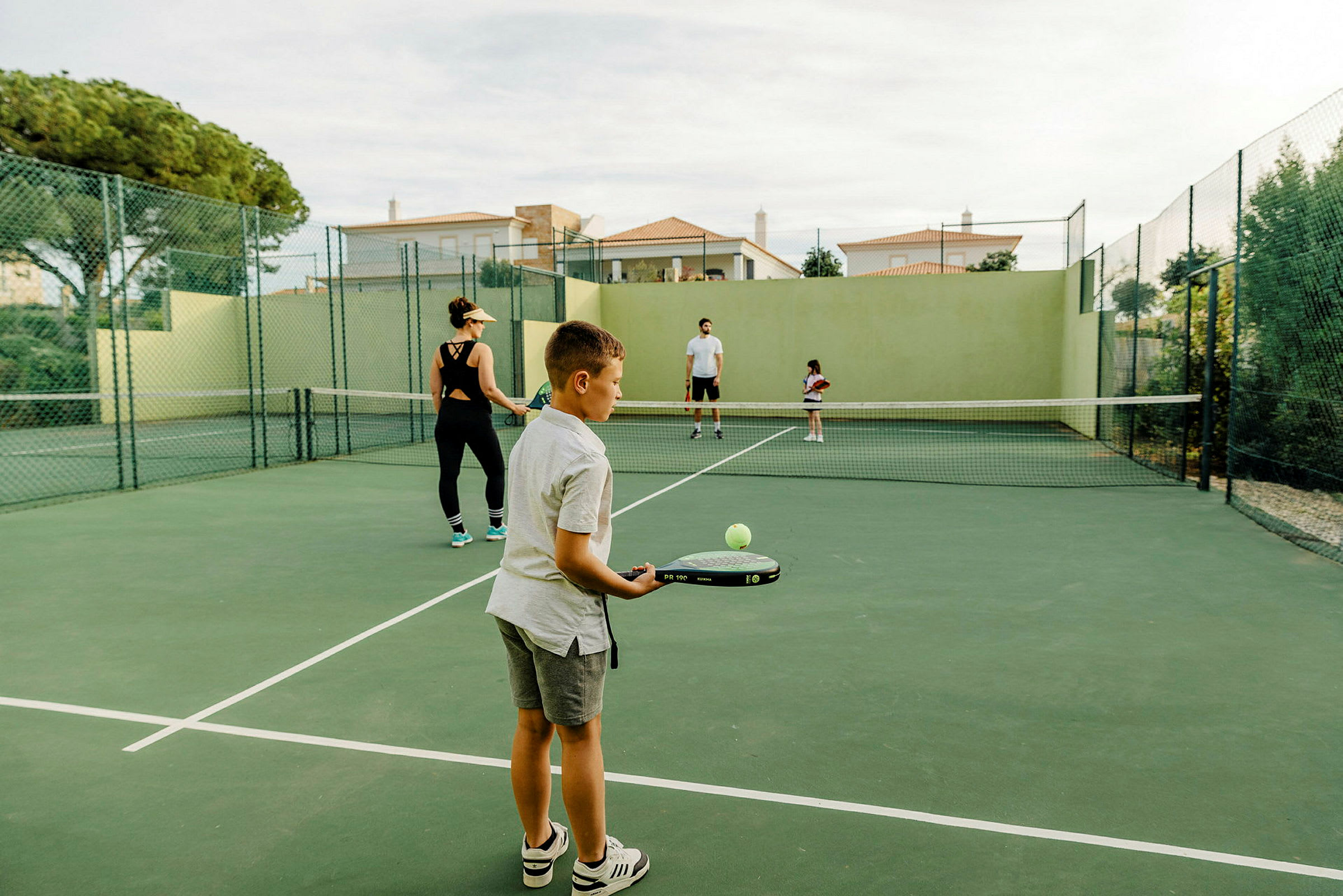 Tenniskenttä, jossa pelaajat pelaavat tennistä. (Tekoälyn luoma teksti)