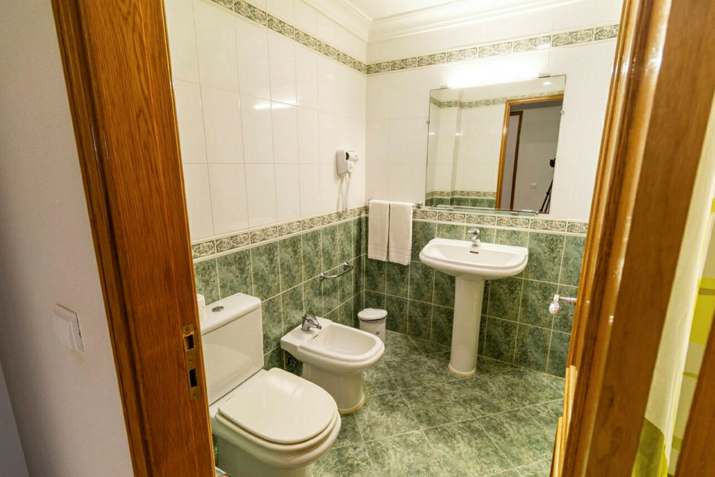 Kylpyhuone, jossa on wc, bidee ja pesuallas. (Tekoälyn luoma teksti)
