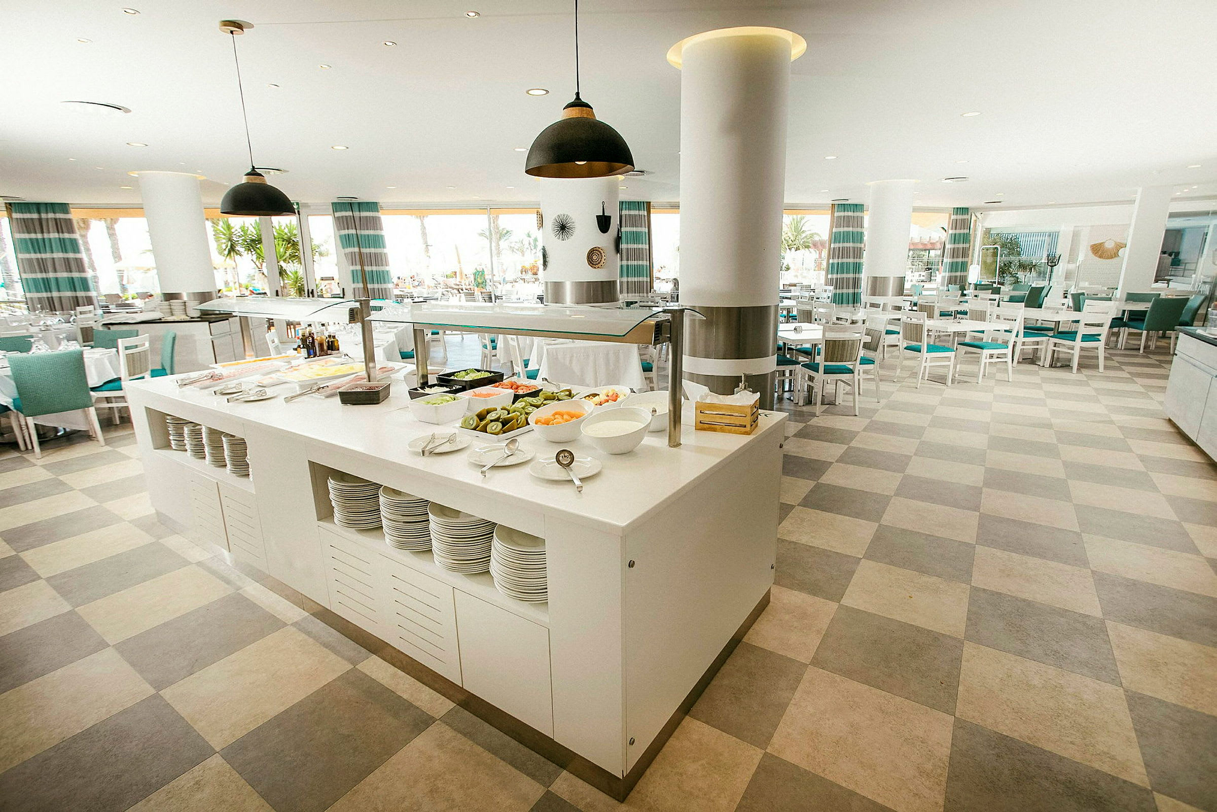Buffet-alue ravintolassa, jossa on ruokatarjonta keskeisellä tiskillä. (Tekoälyn luoma teksti)