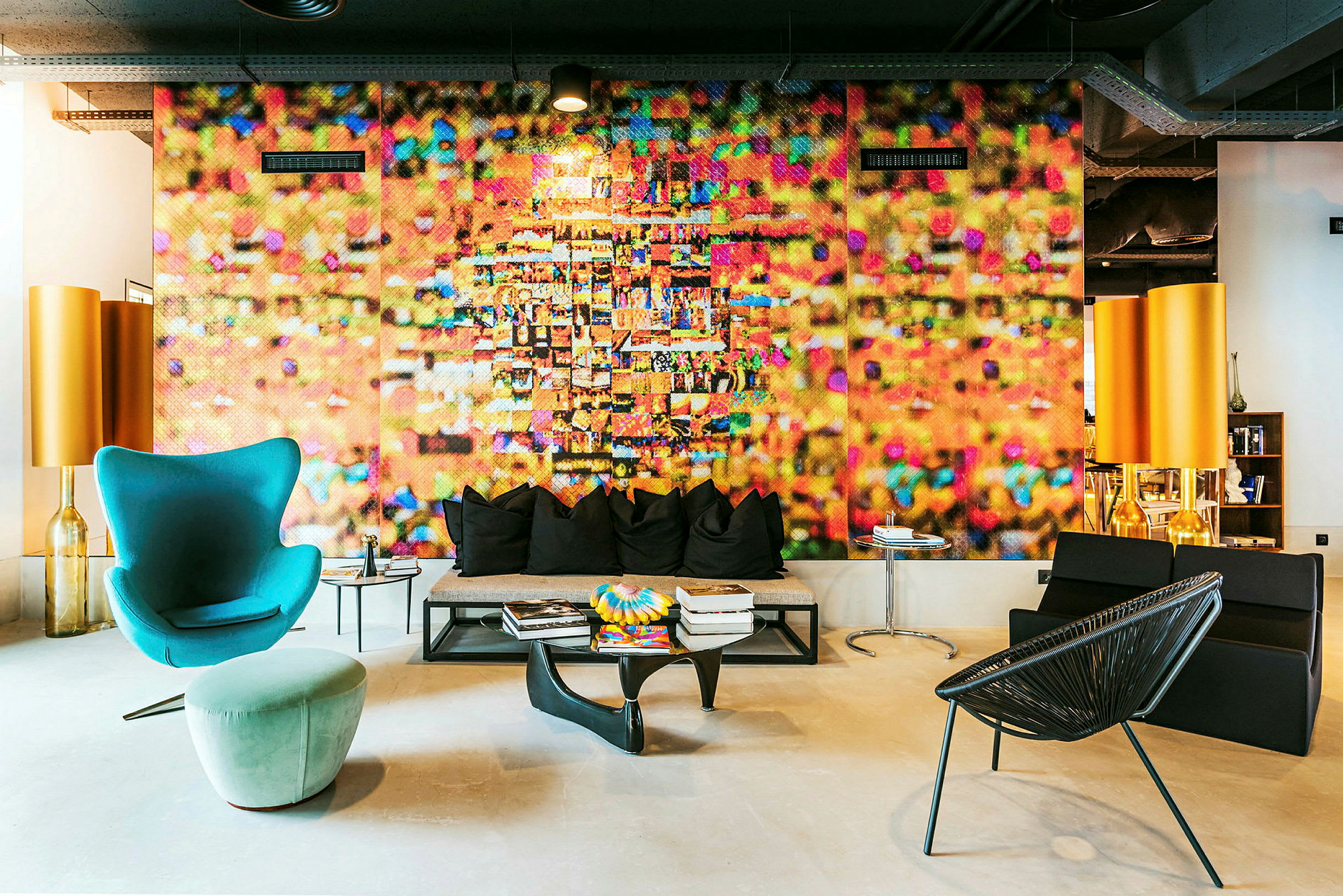 Värikäs ja modernisti sisustettu lounge, jossa on huonekaluja ja koristeellisia yksityiskohtia. (Tekoälyn luoma teksti)