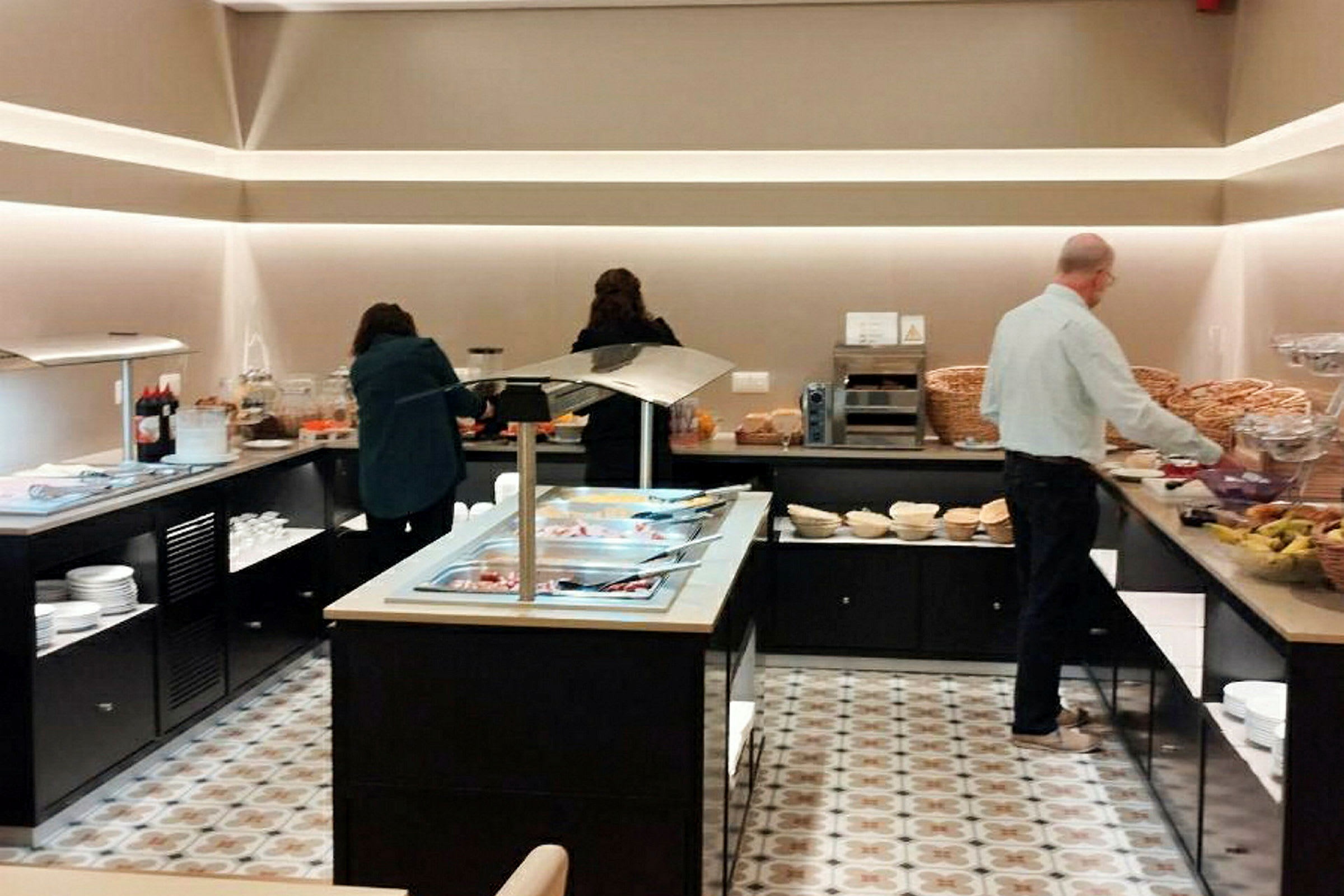 Buffet-tarjoilu, jossa ihmiset ottavat ruokaa. (Tekoälyn luoma teksti)