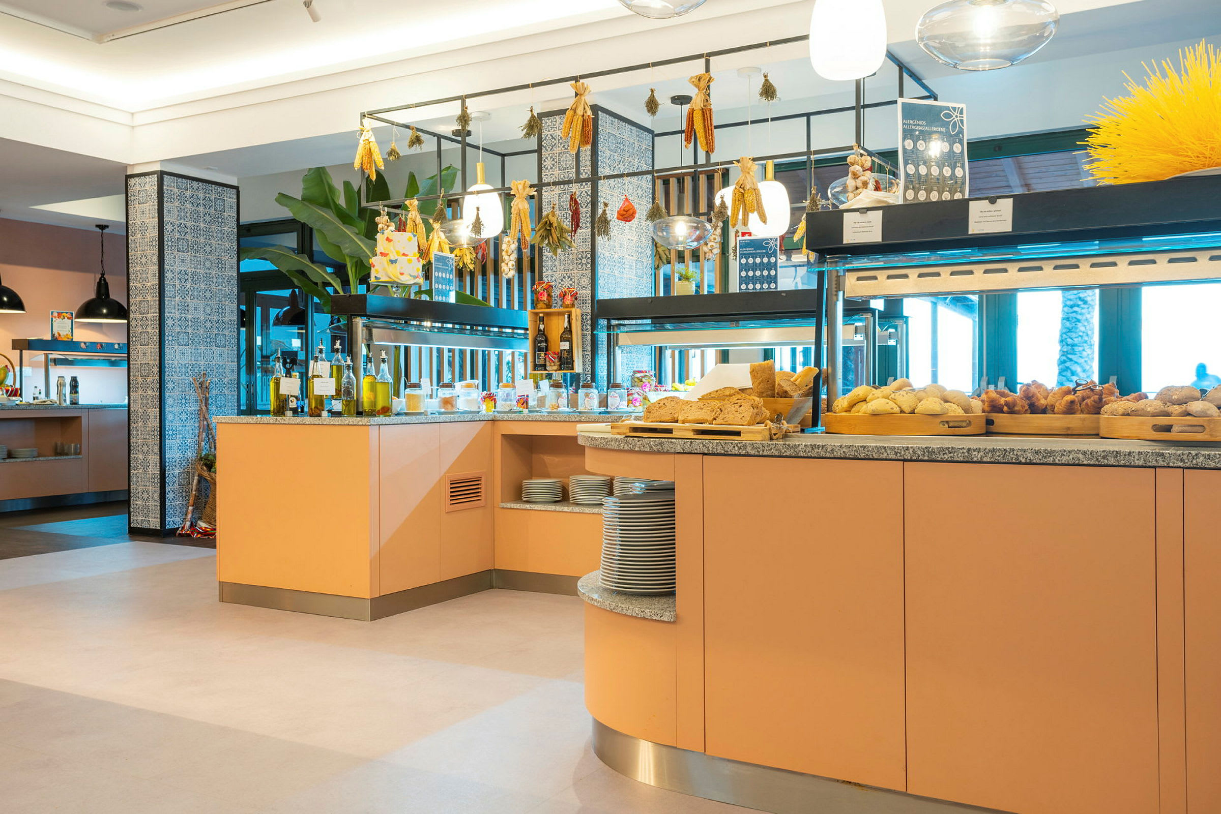 Buffet, jossa on leipää ja öljyjä vaaleilla työskentelytasoilla. (Tekoälyn luoma teksti)