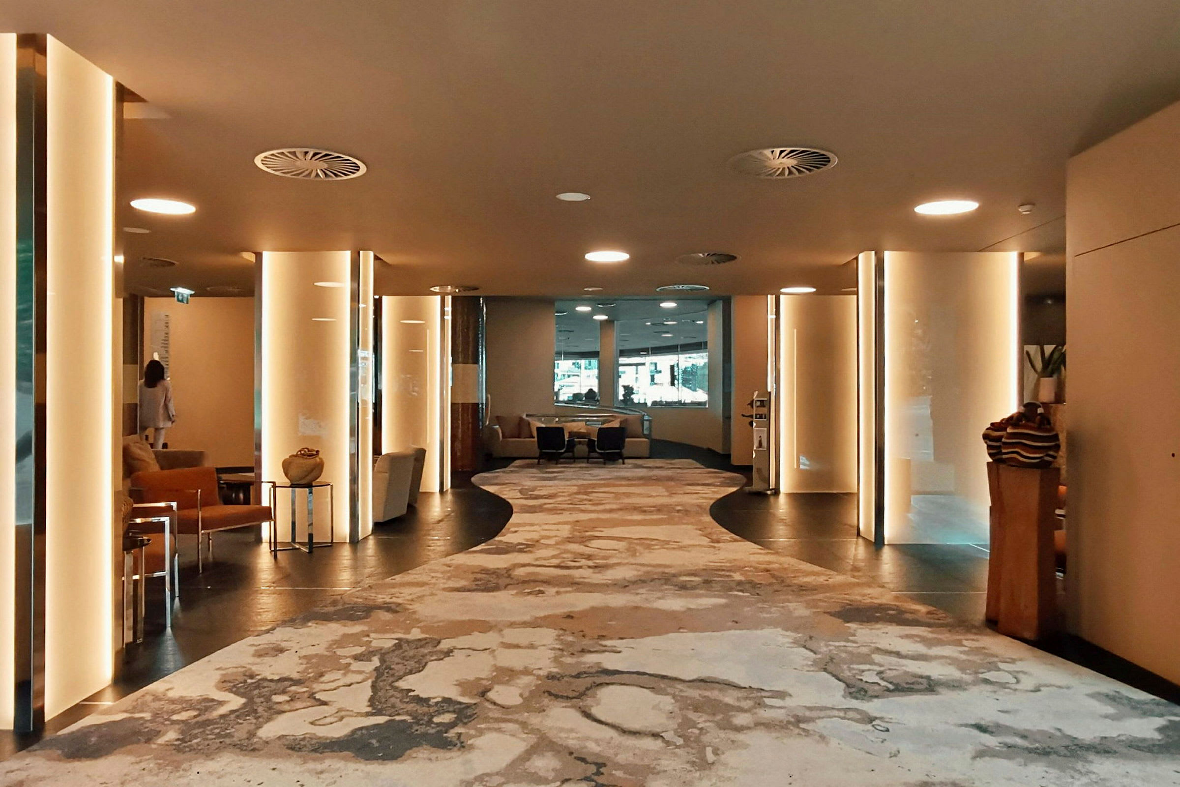 Moderni hotellin aula, jossa on istumapaikkoja. (Tekoälyn luoma teksti)