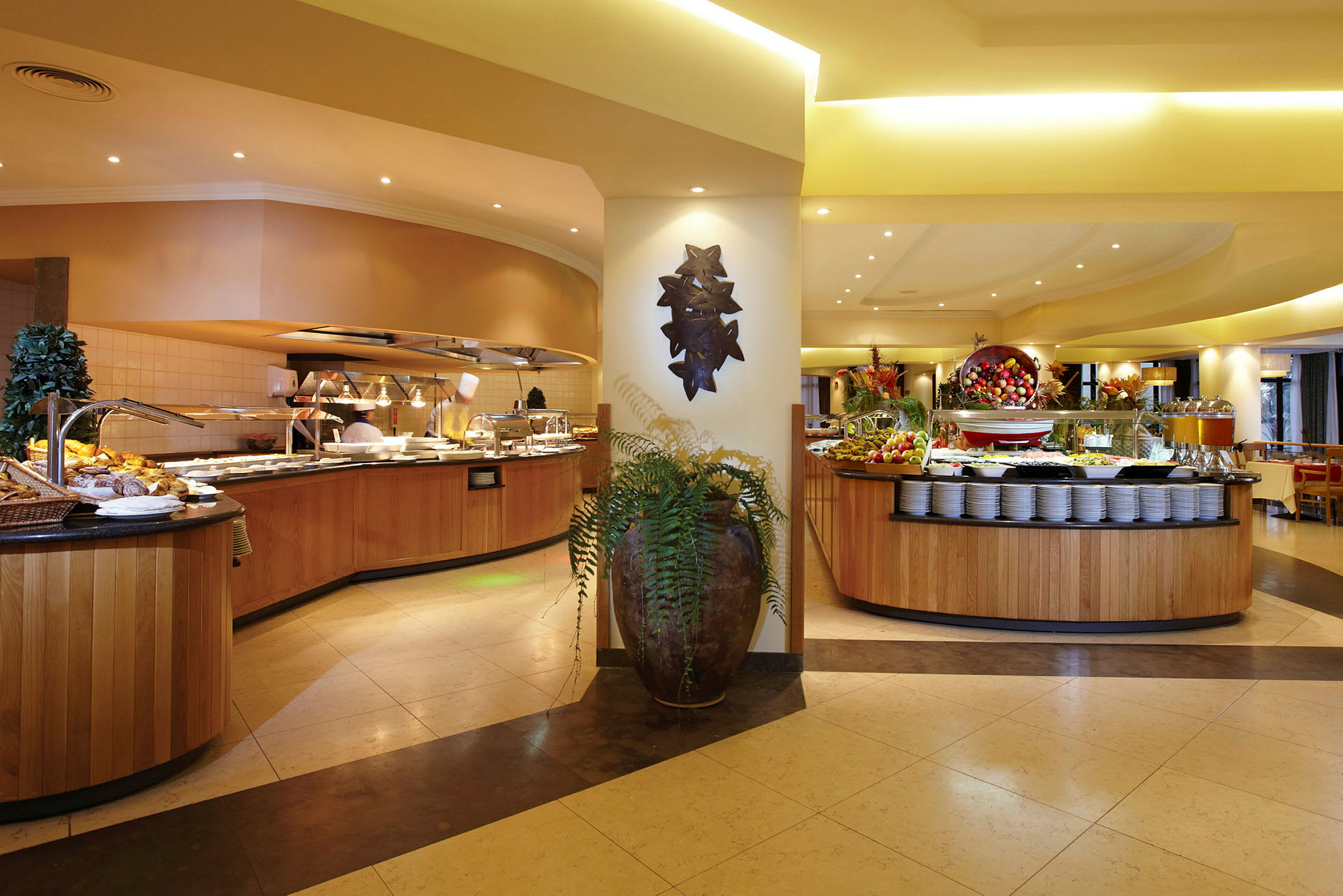 Buffet ravintolassa, jossa on useita ruokapisteitä ja laaja valikoima ruokia. (Tekoälyn luoma teksti)