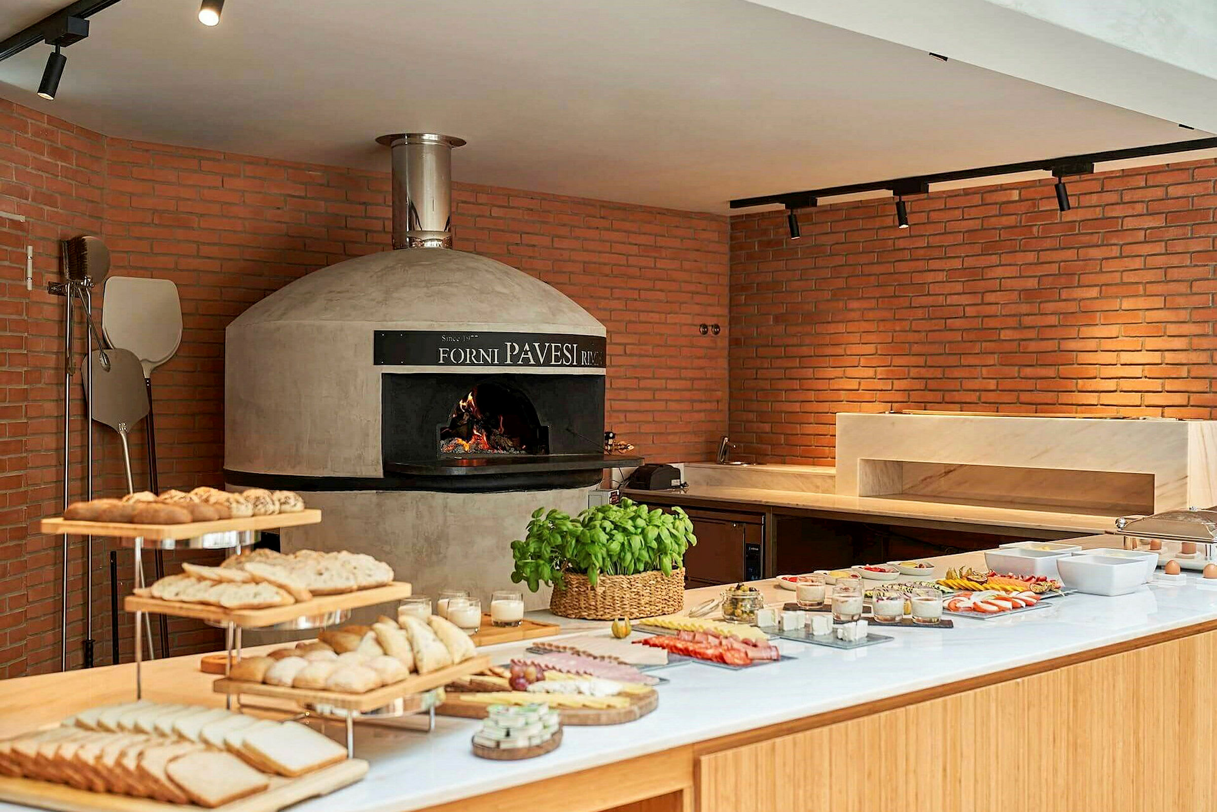 Puu-uuni ja siihen liittyvä buffet leivän ja päällisten kanssa. (Tekoälyn luoma teksti)