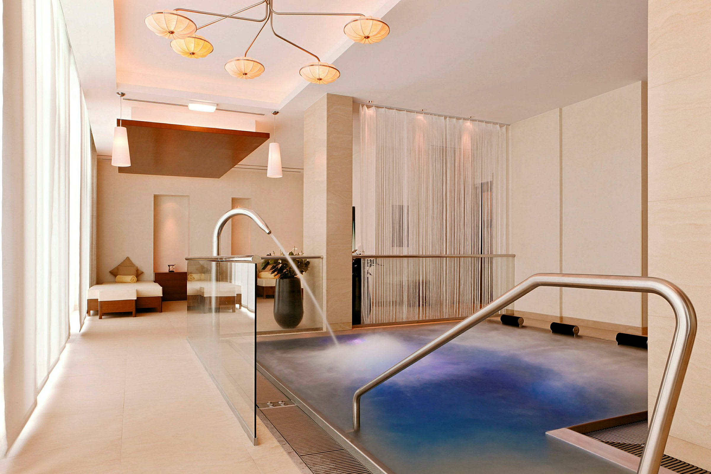 Sisätilat porealtaalla, moderni sisustus ja vesihana. (Tekoälyn luoma teksti)