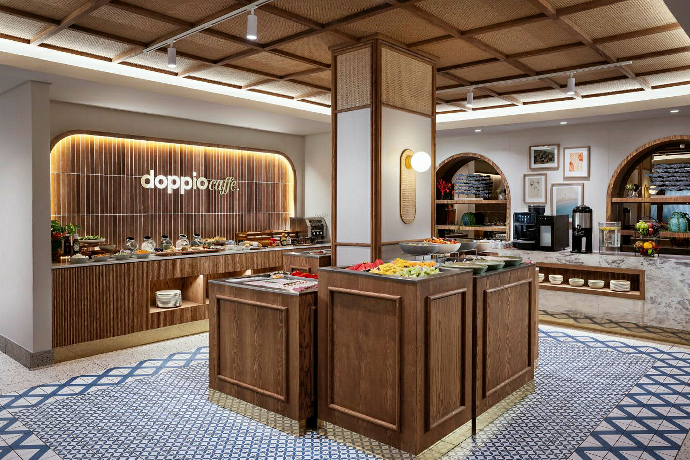Buffet, jossa on erilaisia ruokia, puupaneelit ja tyylikäs sisustus. "Doppio caffe" -logo näkyy seinällä. (Tekoälyn luoma teksti)