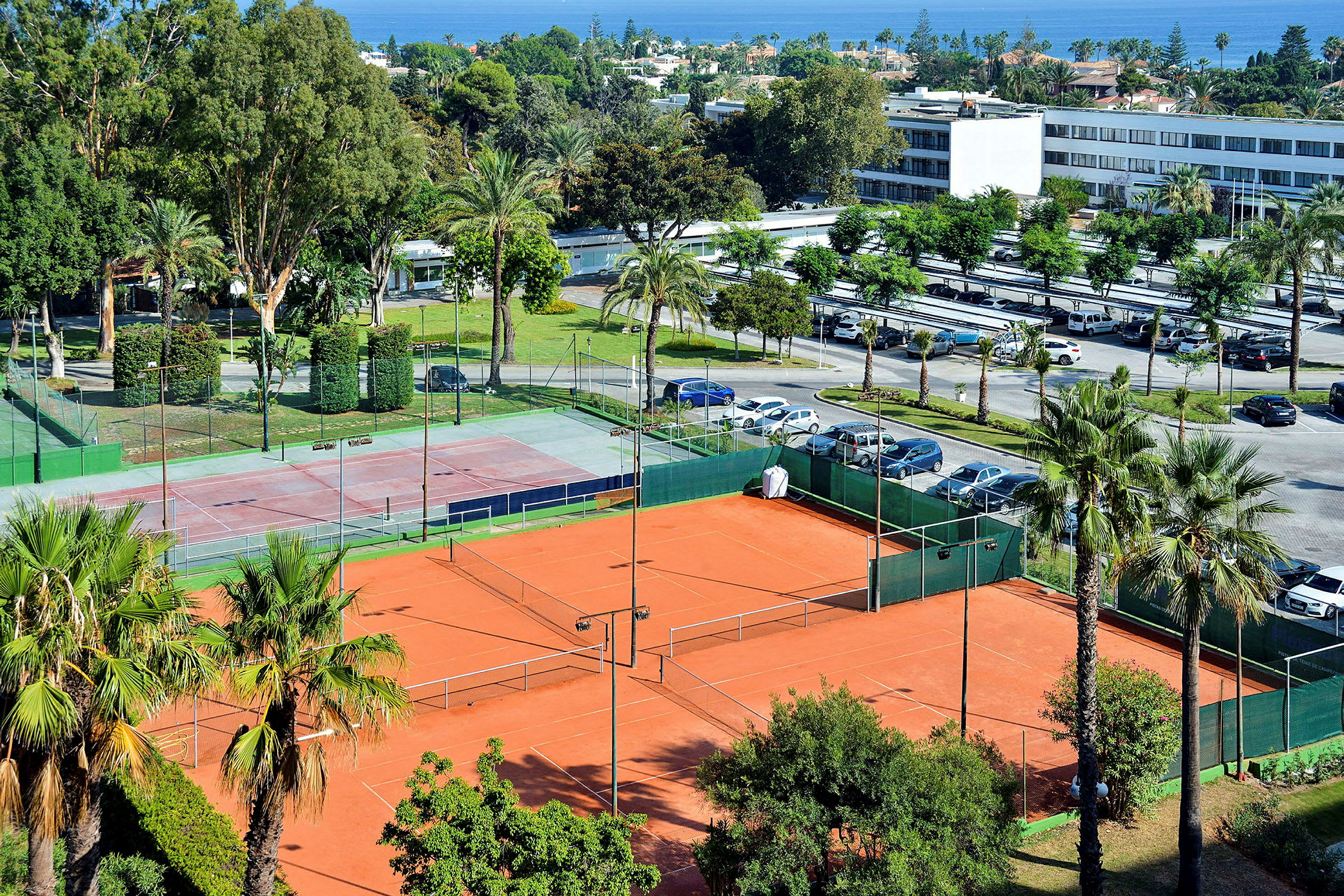Hotellin tenniskentät