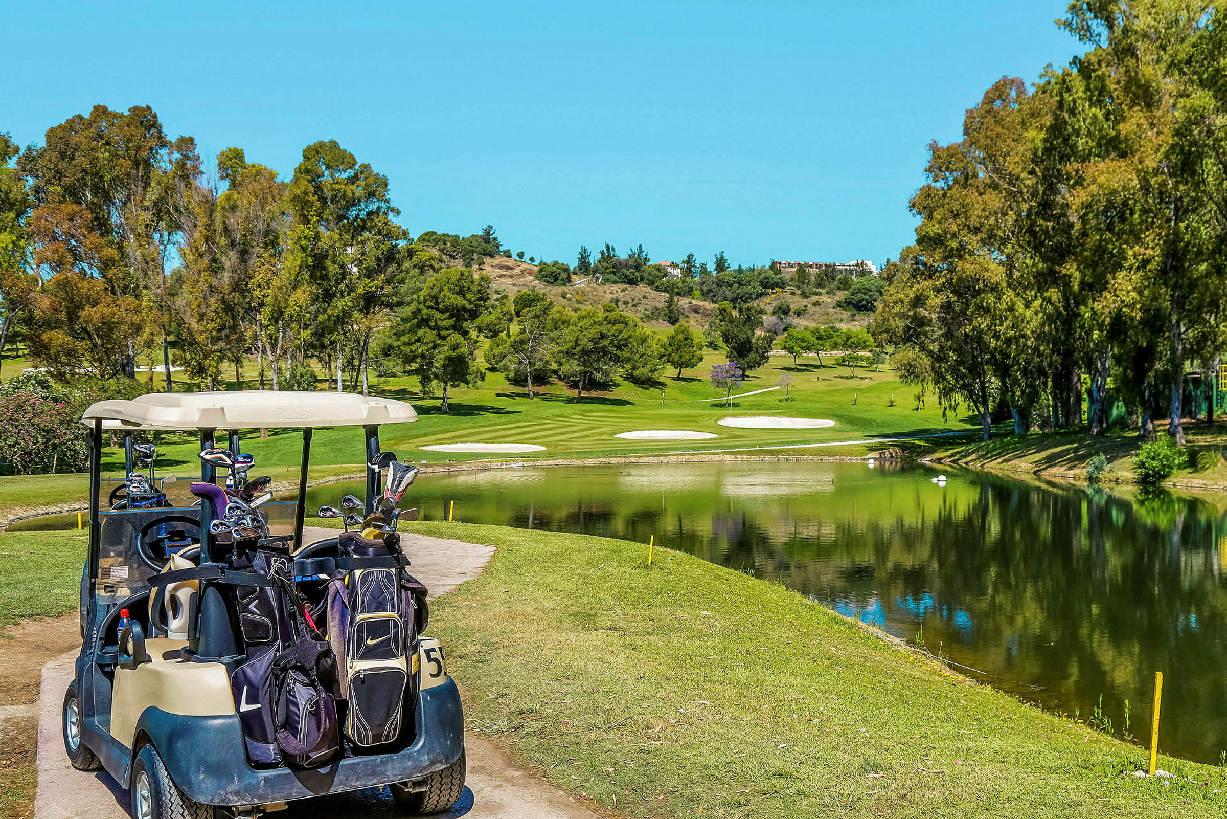 Kaksi 18-reikäistä golfkenttää sijaitsee noin kolmen kilometrin päässä hotellilta