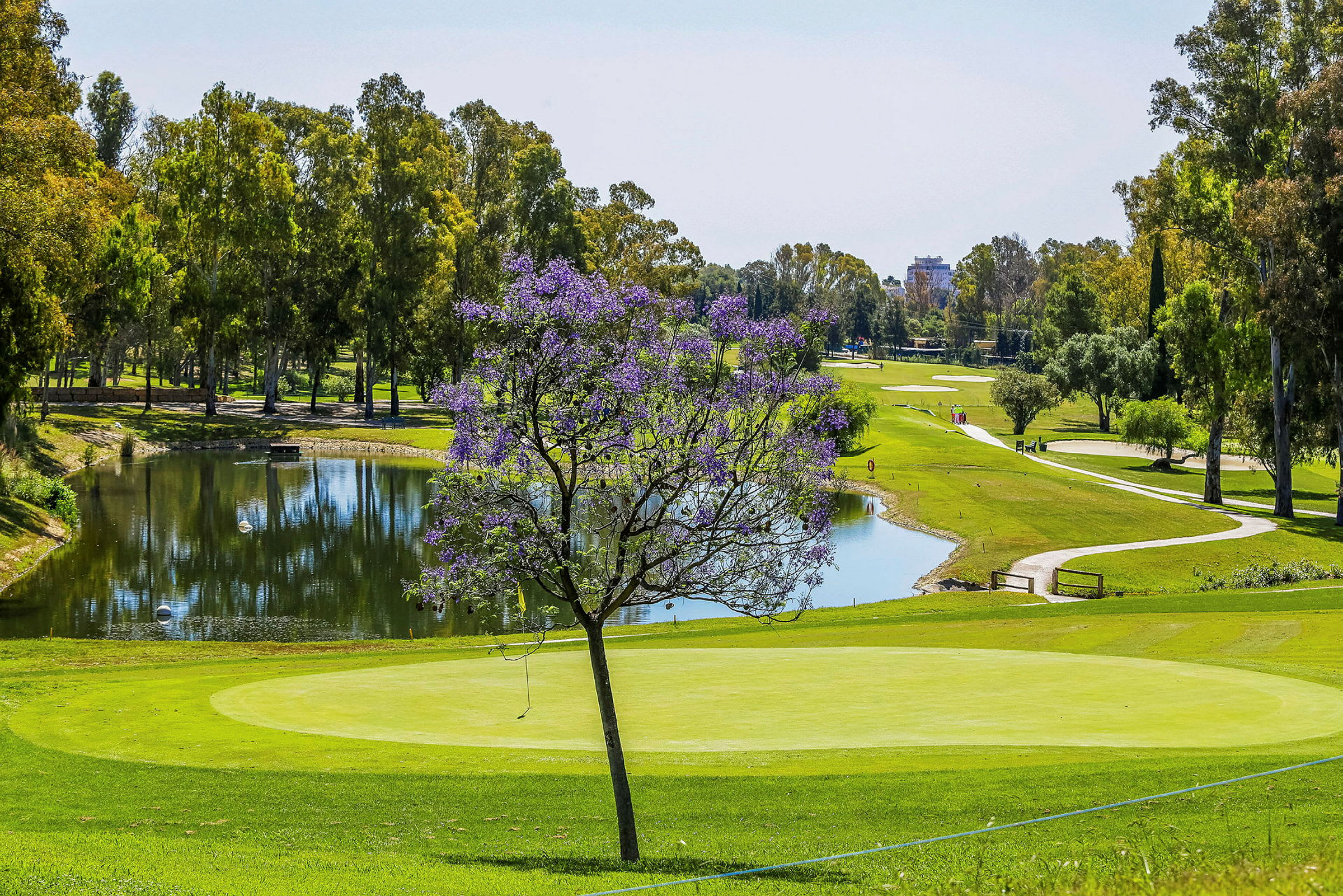 Kaksi 18-reikäistä golfkenttää sijaitsee noin kolmen kilometrin päässä hotellilta
