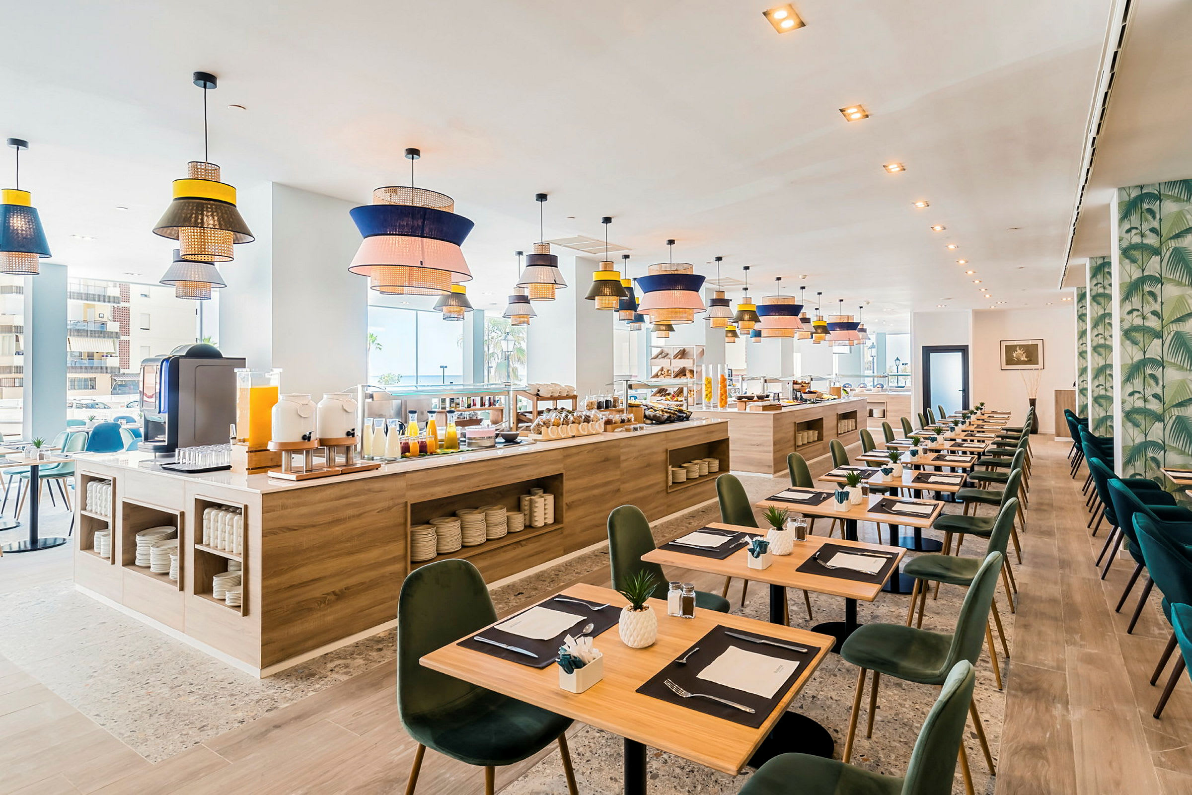 Moderni ja valoisa ravintola, jossa on katetut pöydät ja buffetosa. (Tekoälyn luoma teksti)