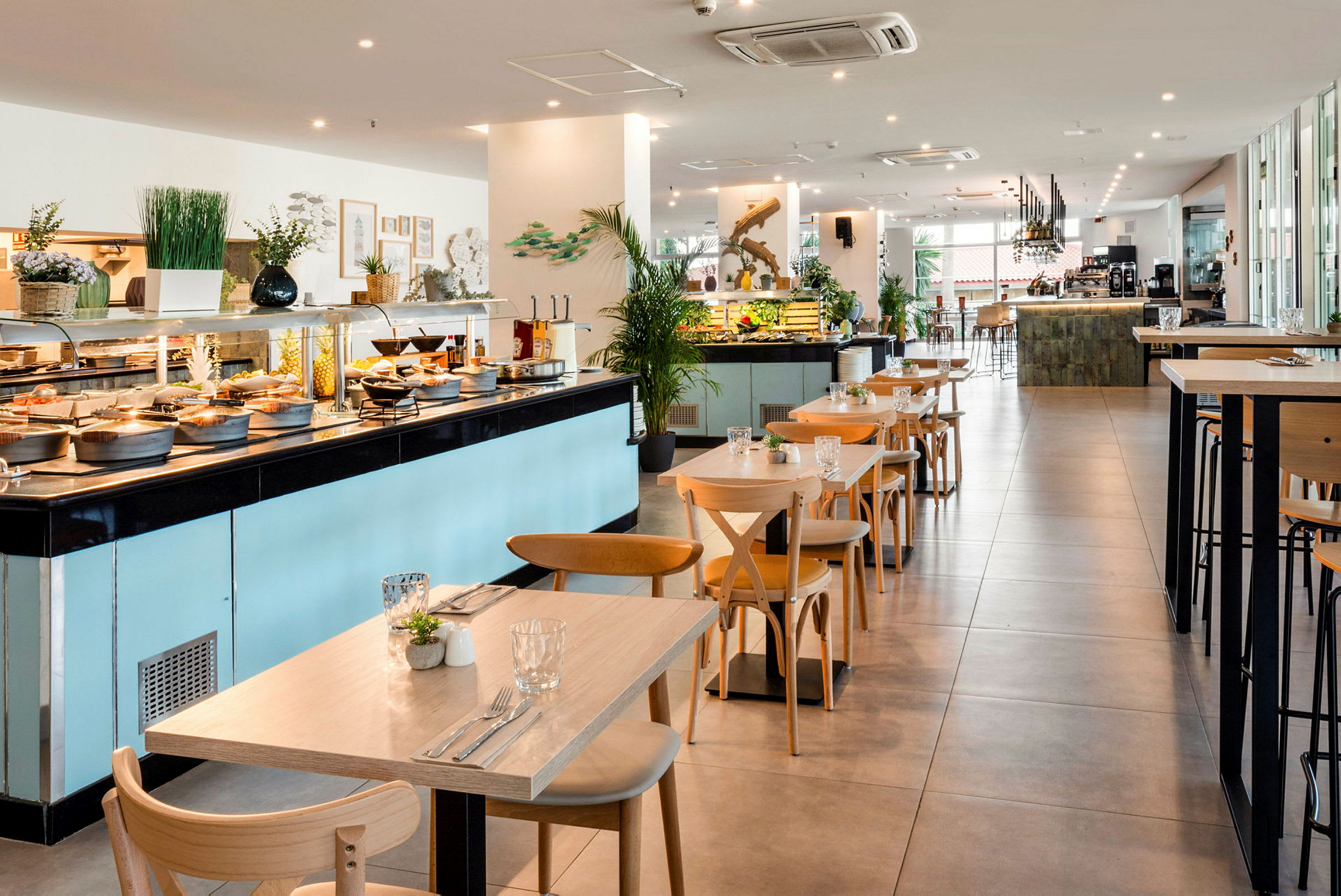 Ravintola, jossa on buffet ja istumapaikkoja. (Tekoälyn luoma teksti)