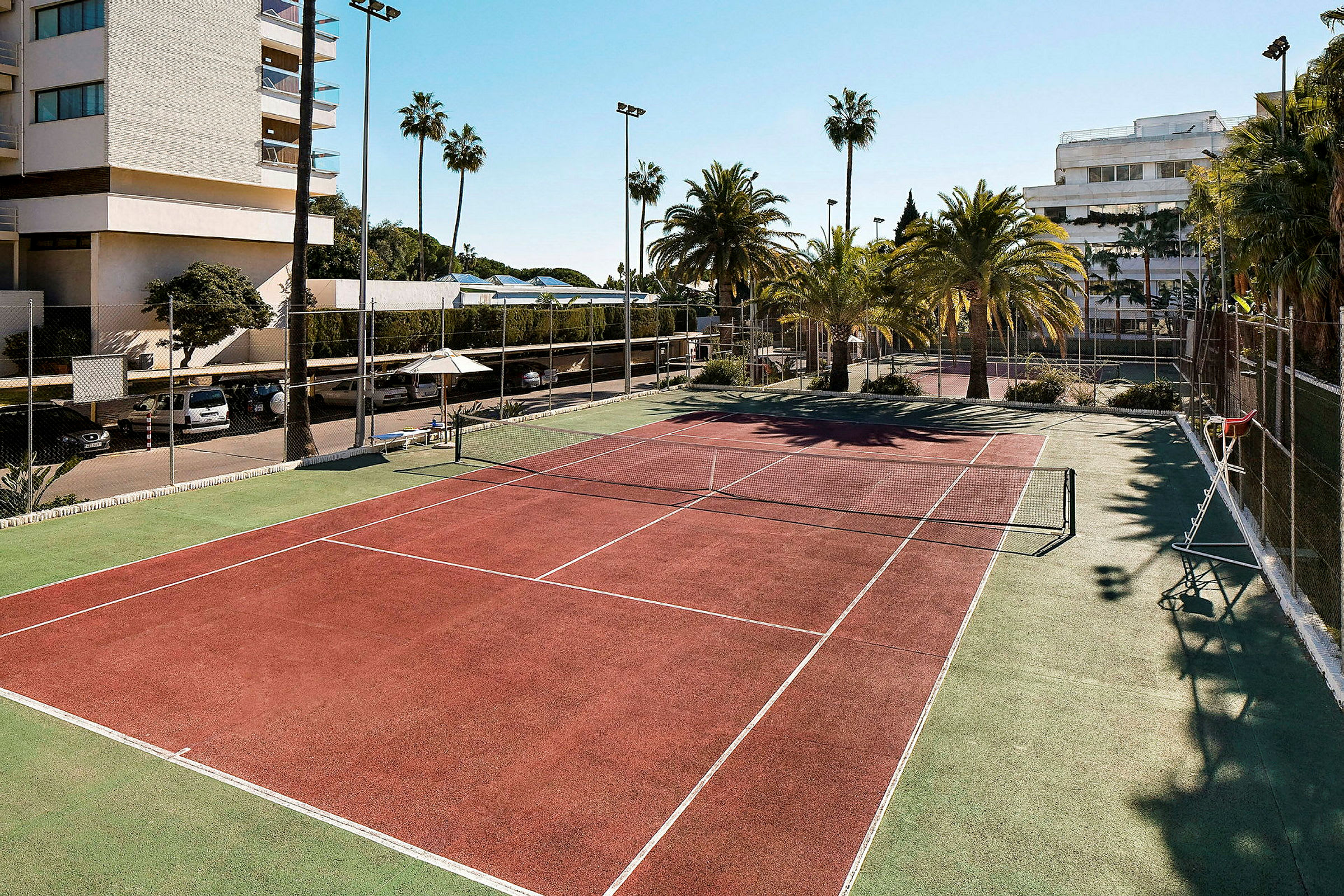 Hotellin tenniskenttä