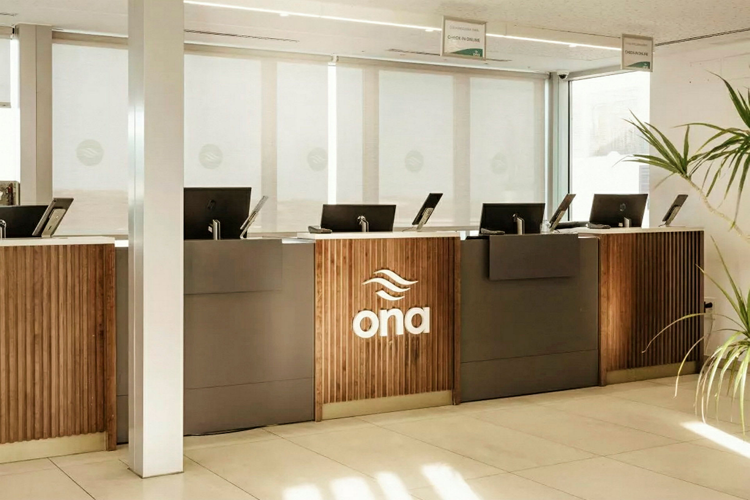 Vastaanotto, jossa on useita tiskit ja "ona"-logo näkyvissä yhdellä niistä. (Tekoälyn luoma teksti)