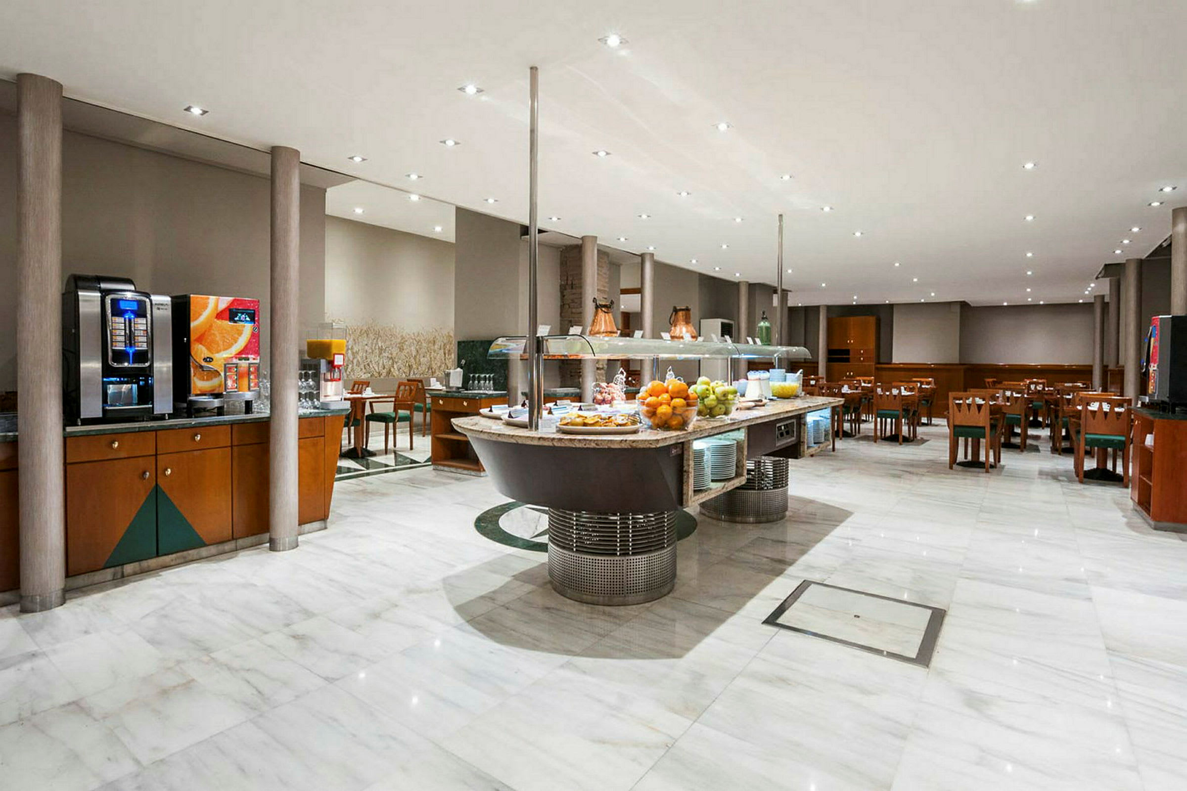 Buffet-ruoka ja pöydät sekä hedelmät hotellissa. (Tekoälyn luoma teksti)